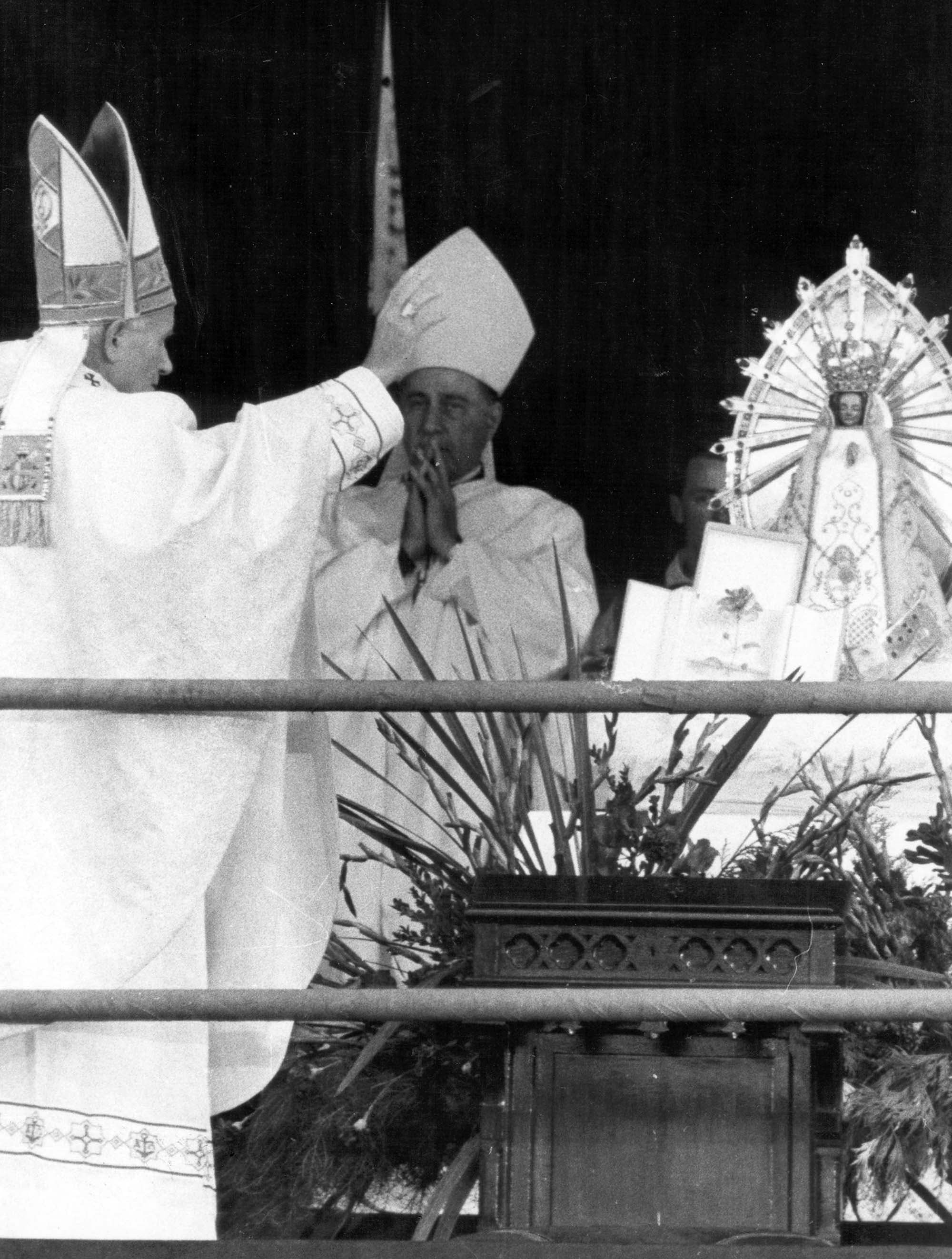 El papa Juan Pablo II bendice a la Virgen de Luján, en marzo de 1982