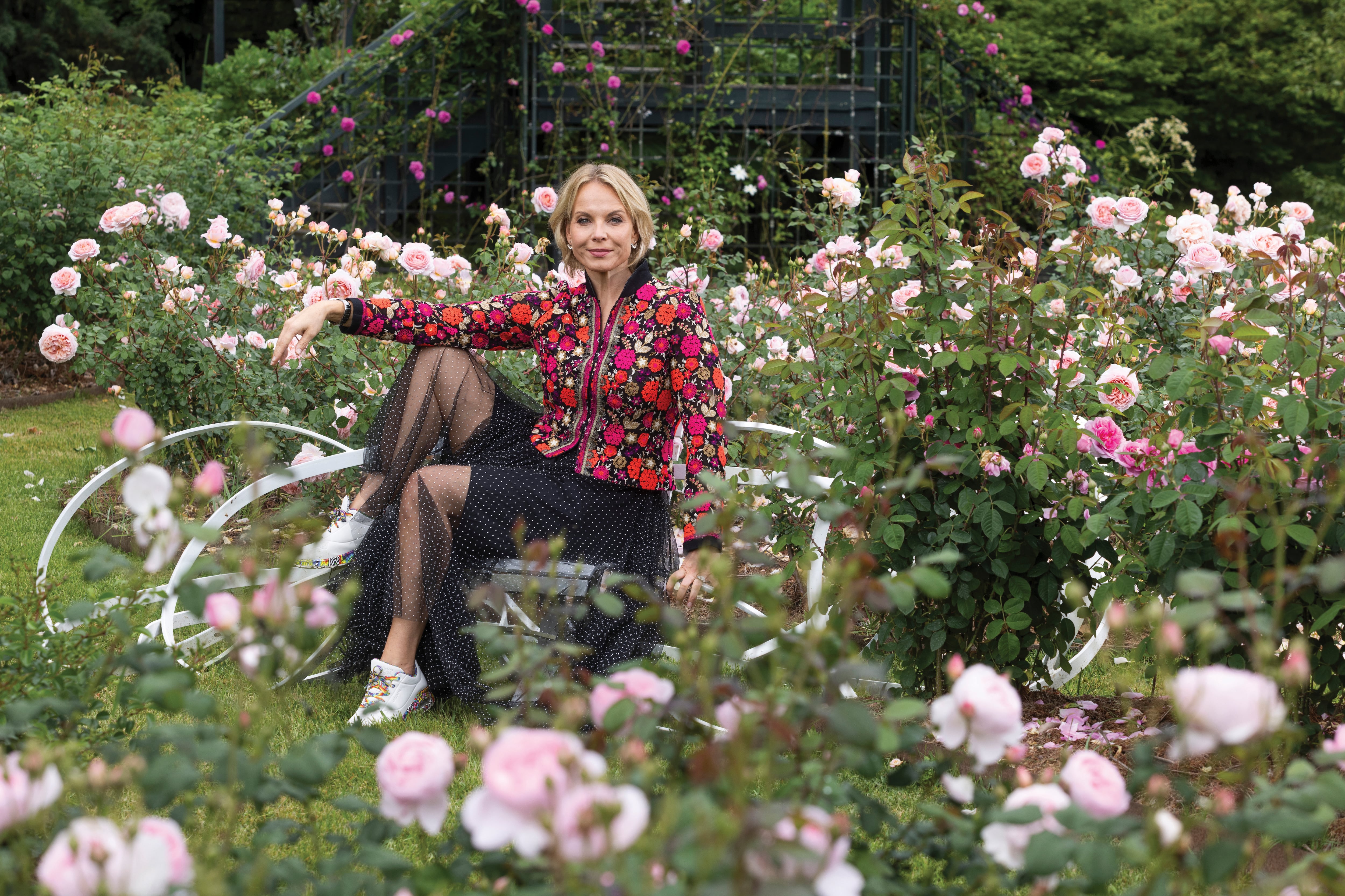 En el Solo bech, una obra de Pablo Reinoso, rodeada por rosas inglesas