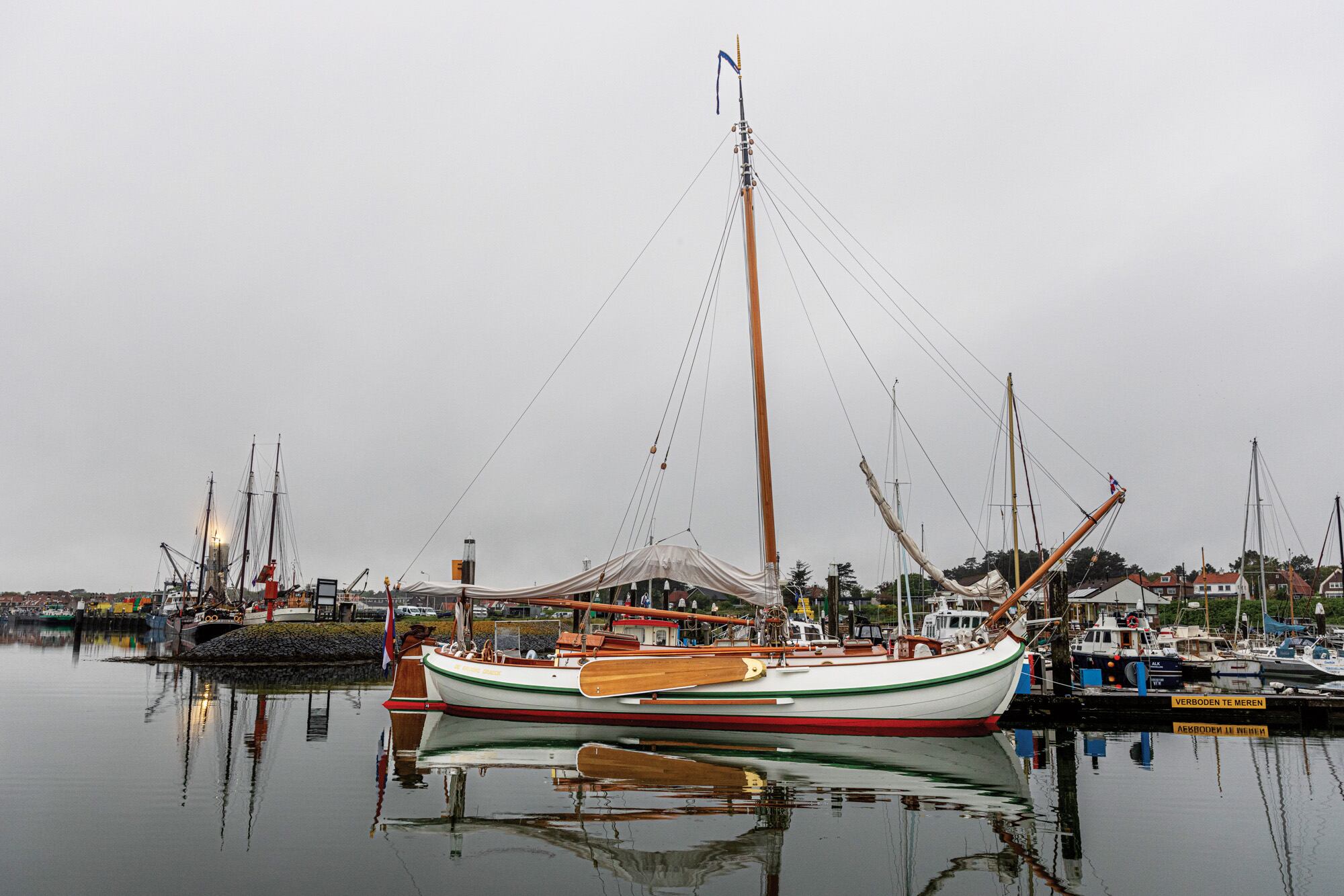 De Groene Draeck sirvió de hotel flotante para que allí durmieran los Reyes durante una visita a las islas Wadden, en 2023