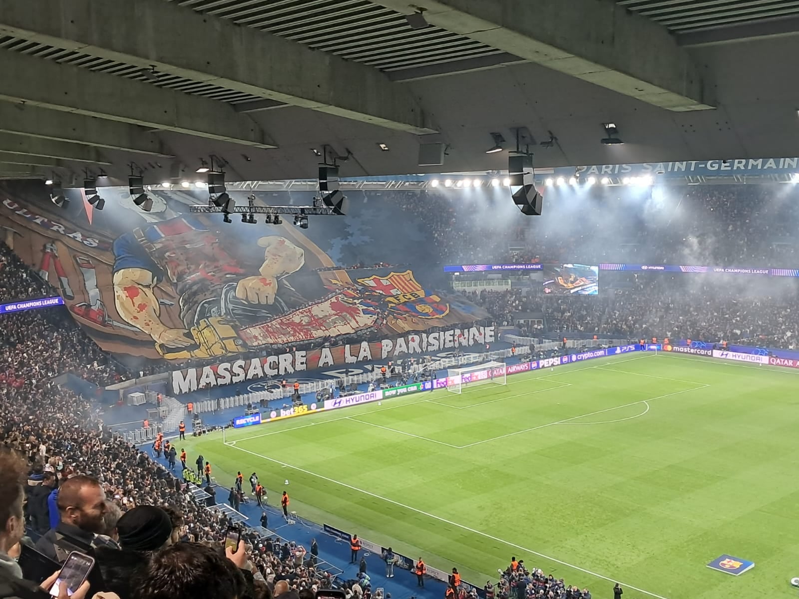 Así recibió la hinchada parisina al club catalán