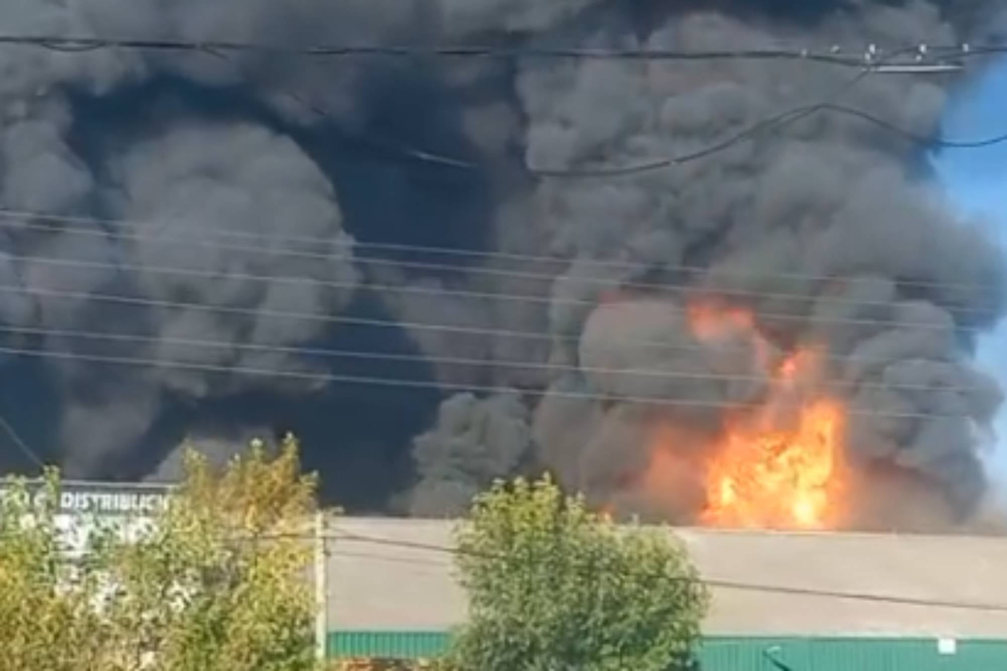 Gran incendio en una fábrica de pinturas en Moreno
