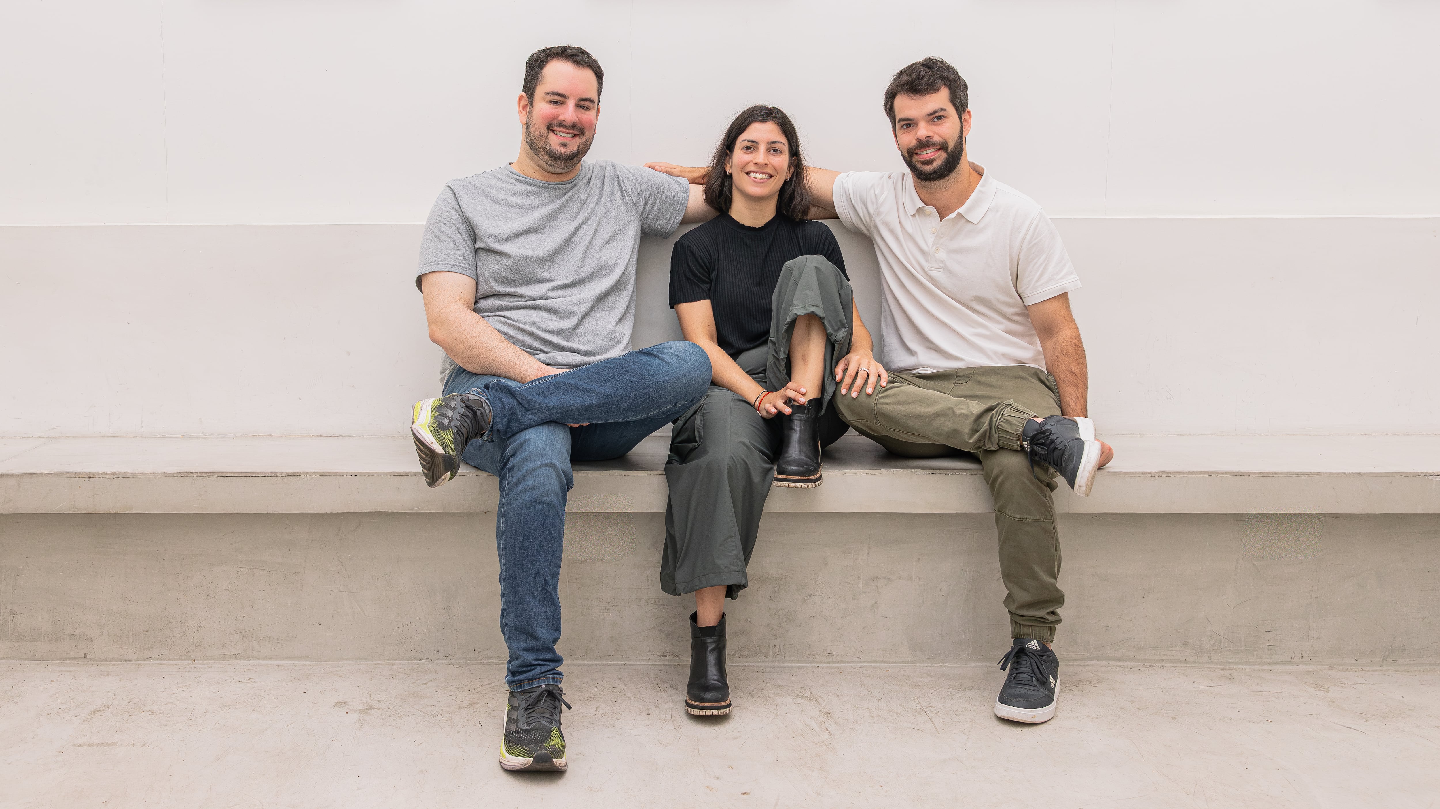 Los tres socios: Fernando (quien trabajó cinco años en Rapa Nui), Sol y Lucas.