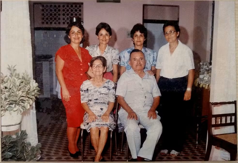 Beatriz con sus hijos y su esposo antes de 1990