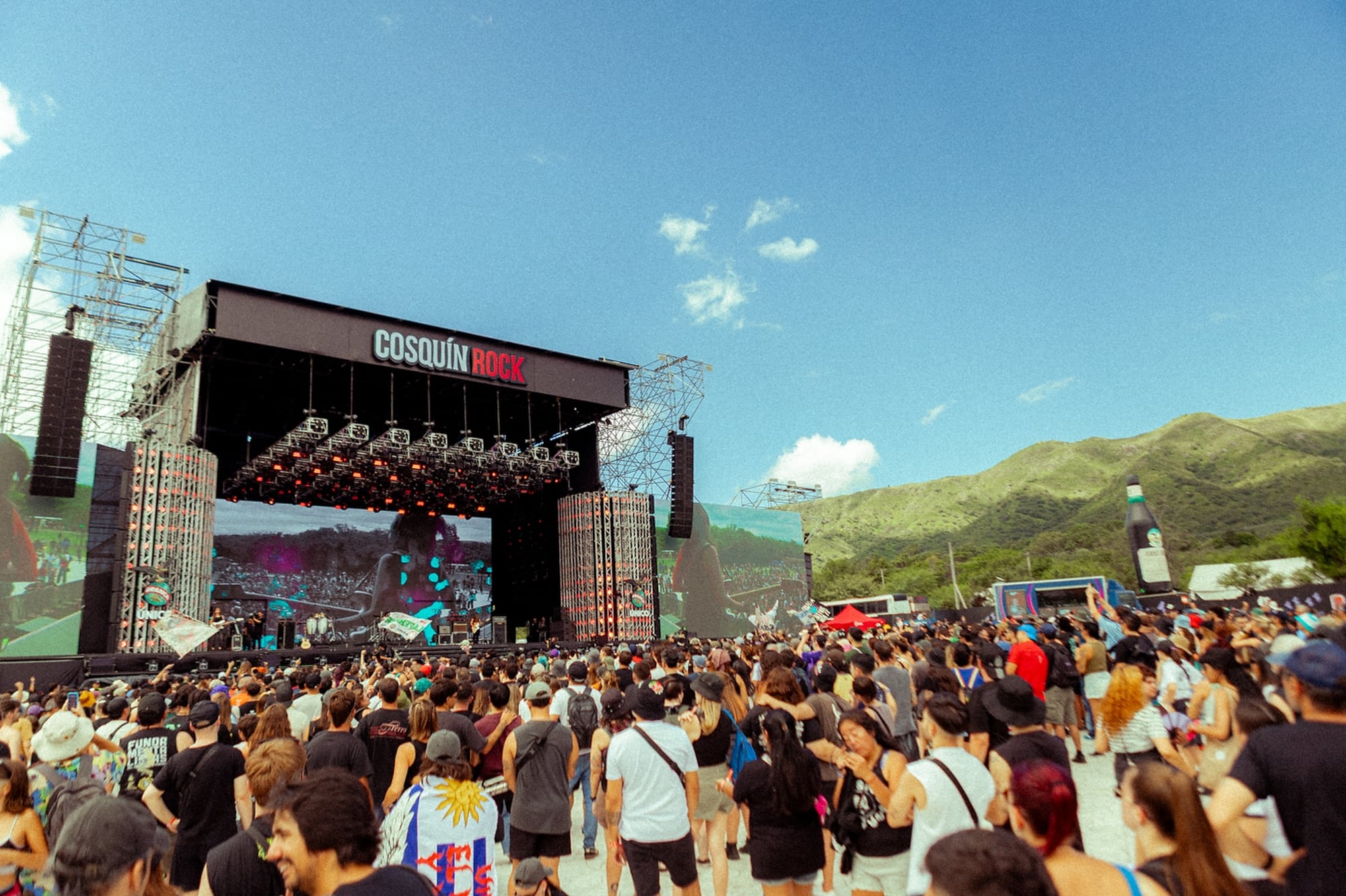 Mucho sol y algunas incipientes nubes; así fue la primera tarde del Cosquín Rock