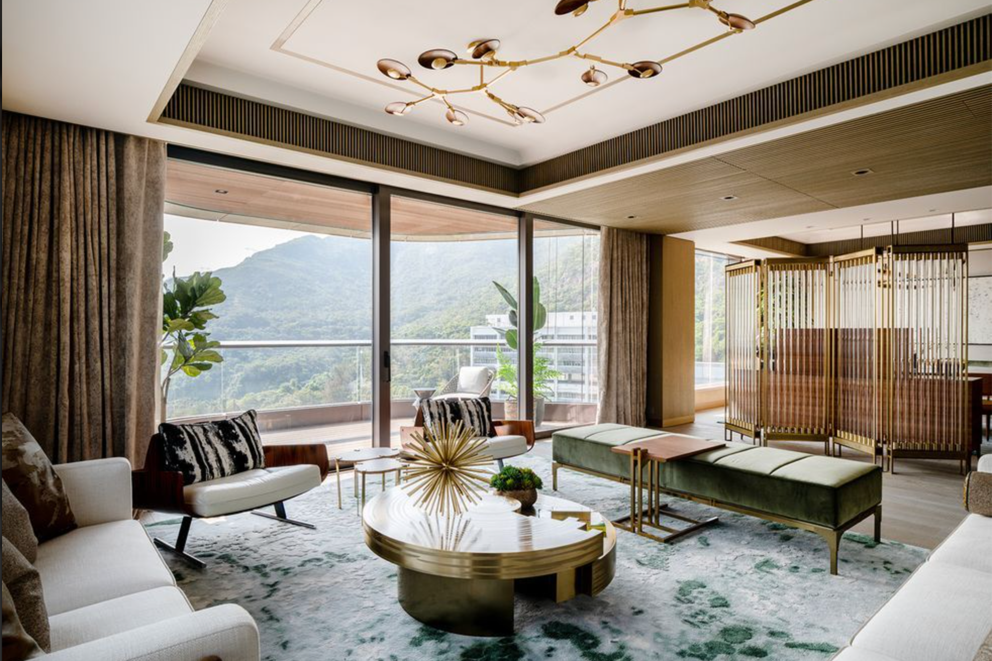 La diseñadora incorporó clásicos de mediados de siglo de Brasil y los combinó con madera y vegetación locales