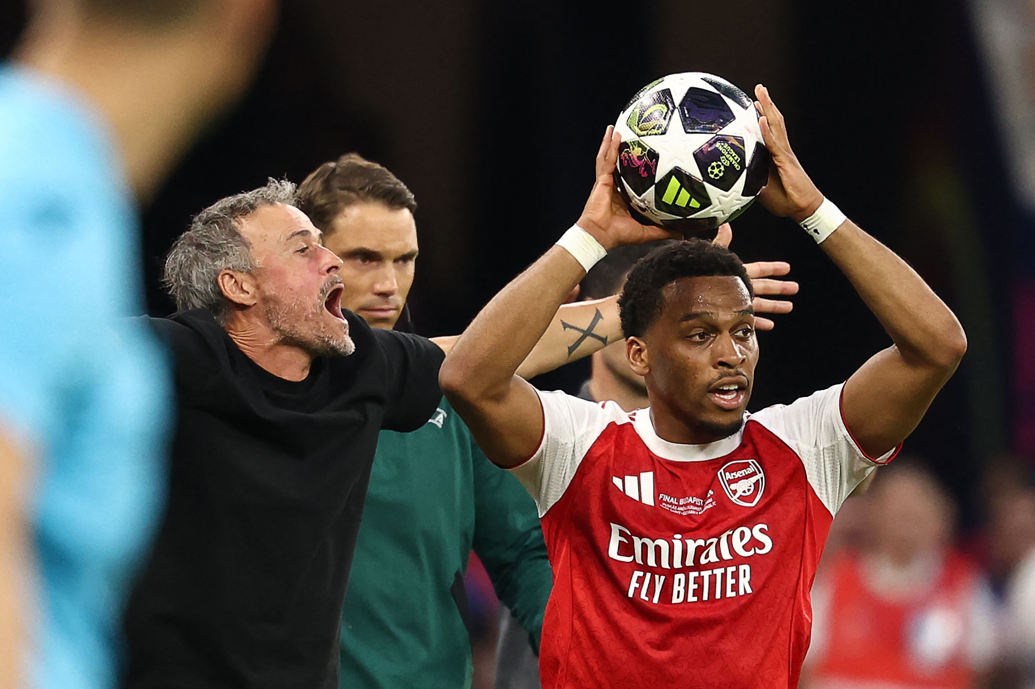 Luis Enrique reacciona mientras Jurrien Timber hace el lateral