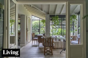 Con más estilo que obra, una pareja hizo una casa actual de un clásico chalet años 50 en La Lucila