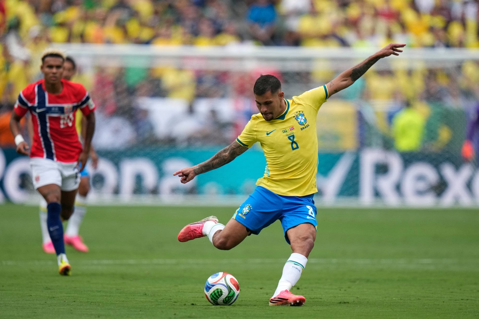Bruno Guimarães no pudo convertir en gol el penal que la selección brasileña obtuvo a los 14 minutos de partido (AP Photo/Frank Franklin II)