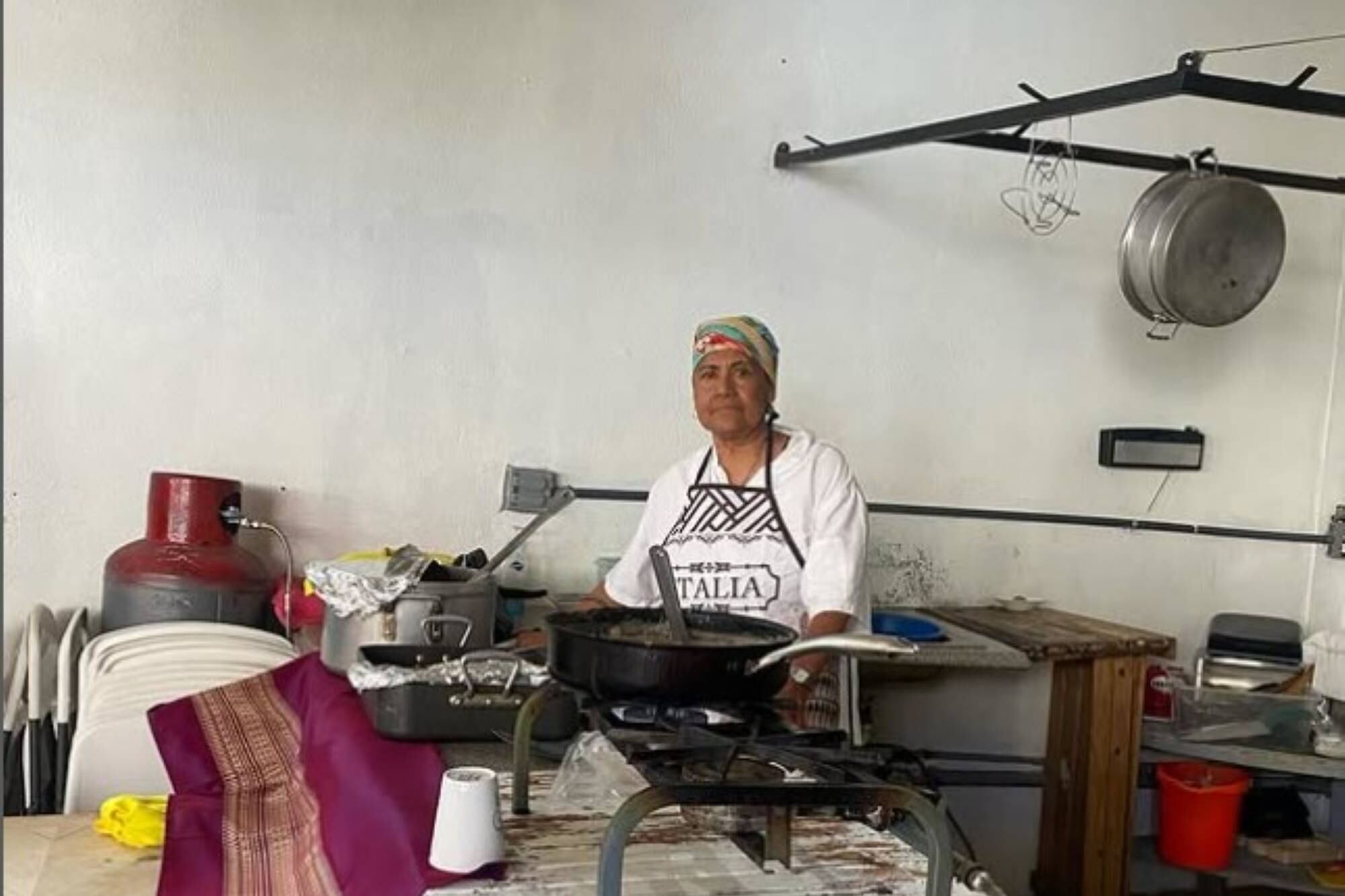 Morales cocina y lleva alimento a refugios para migrantes deportados en Tijuana