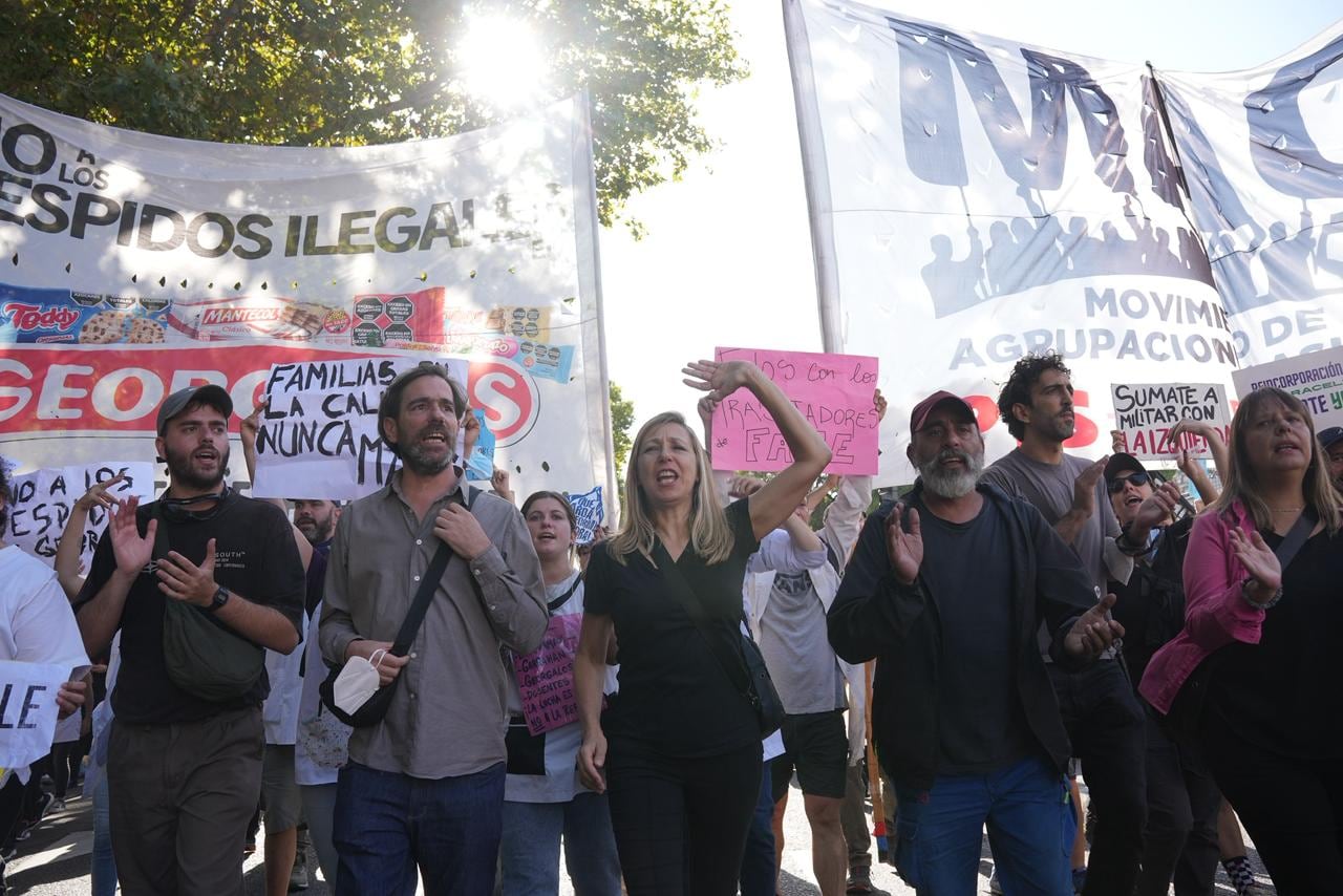 Trabajadores junto a diputados de izquierda reclaman por la reforma laboral en el centro porteño