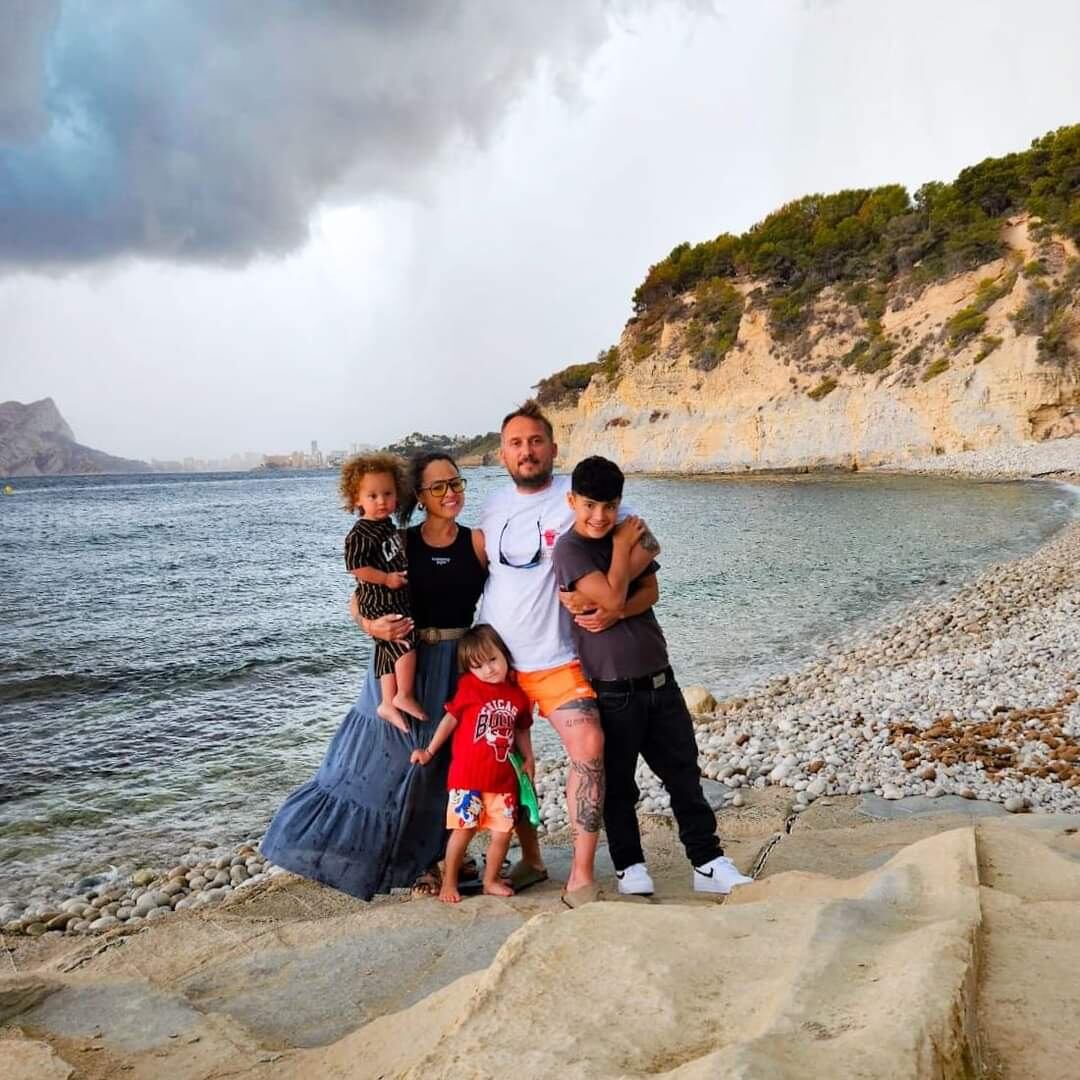 Lorena “Lola” Díaz, su esposo David Gudmundsson y sus hijos.