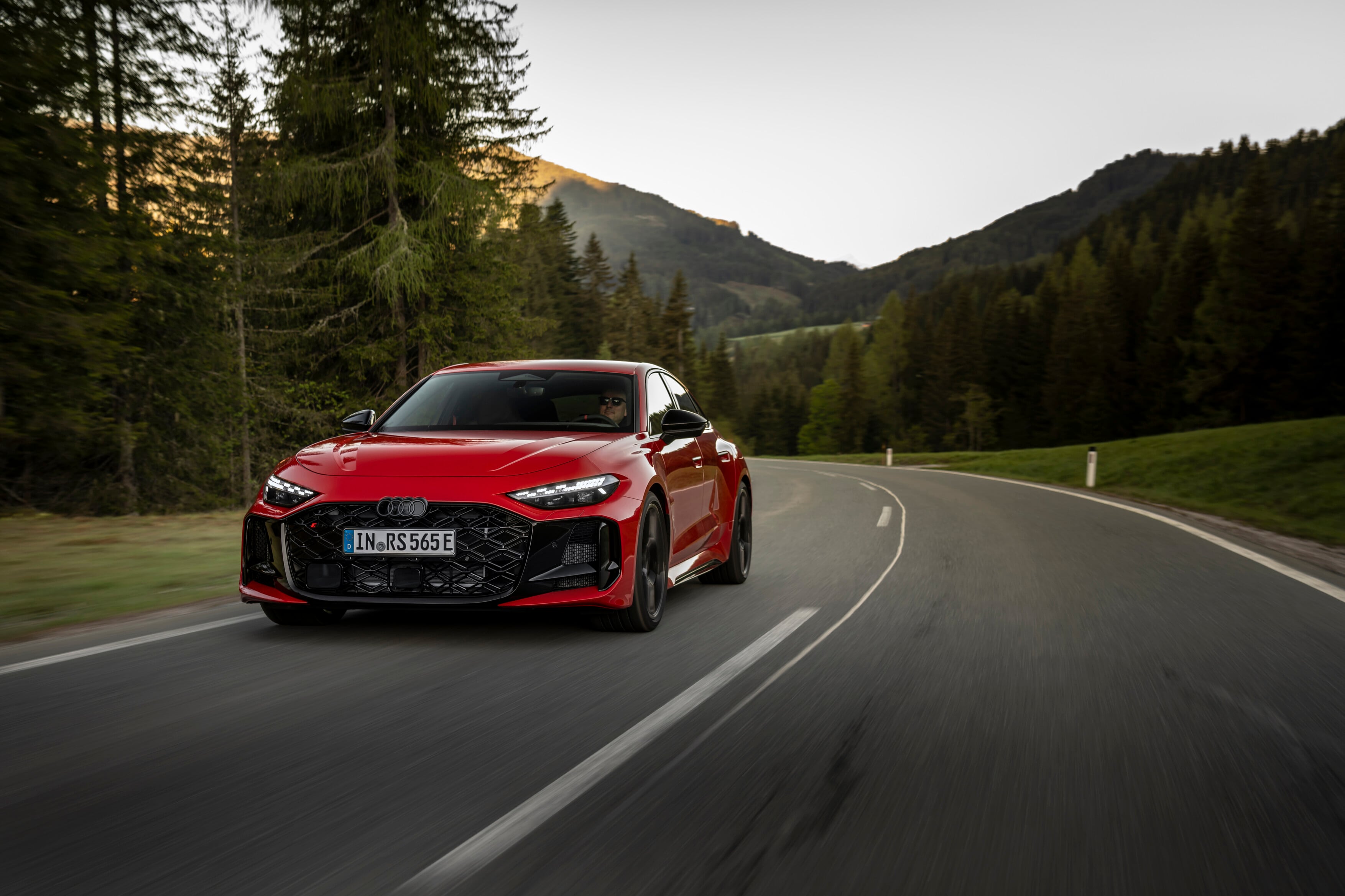 El nuevo RS5 combina un motor V6 biturbo con un motor eléctrico para entregar una potencia conjunta de 639 CV y un torque de 825 Nm