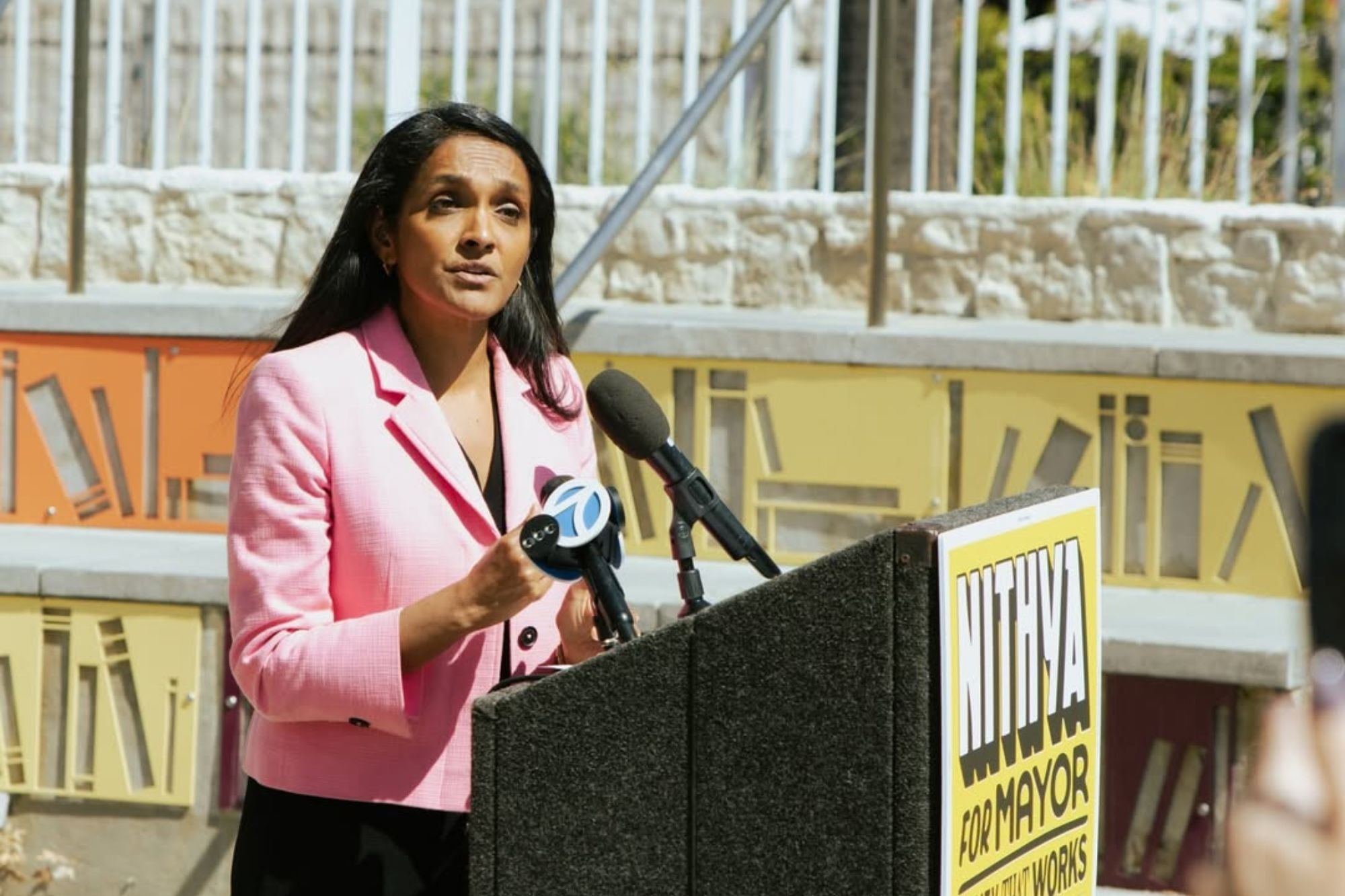Nithya Raman ha liderado las últimas encuestas frente a la actual alcaldesa de Los Ángeles, Karen Bass
