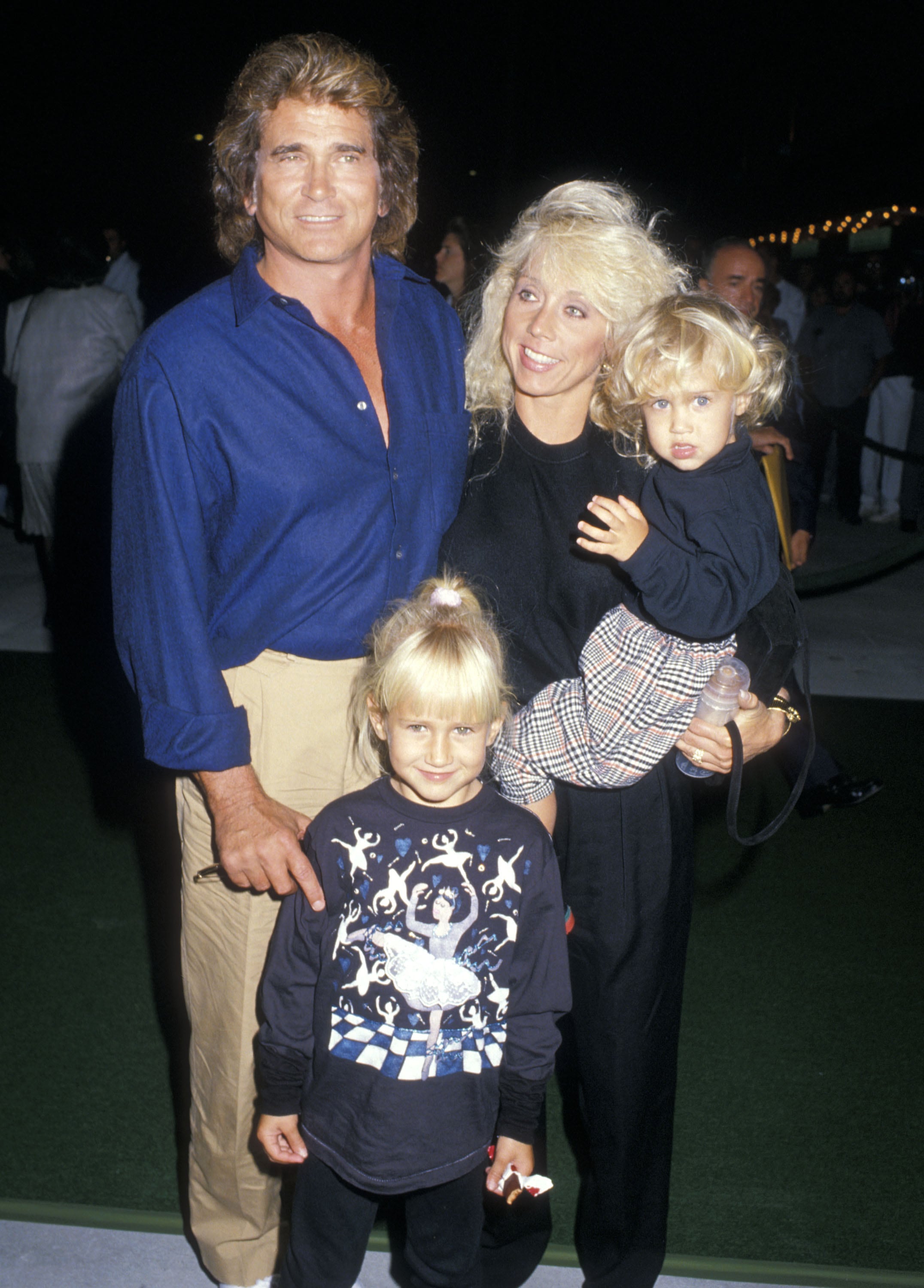 Michael Landon, junto a su esposa Cindy Landon, y sus hijos, Jennifer y Sean, en una première realizada en California