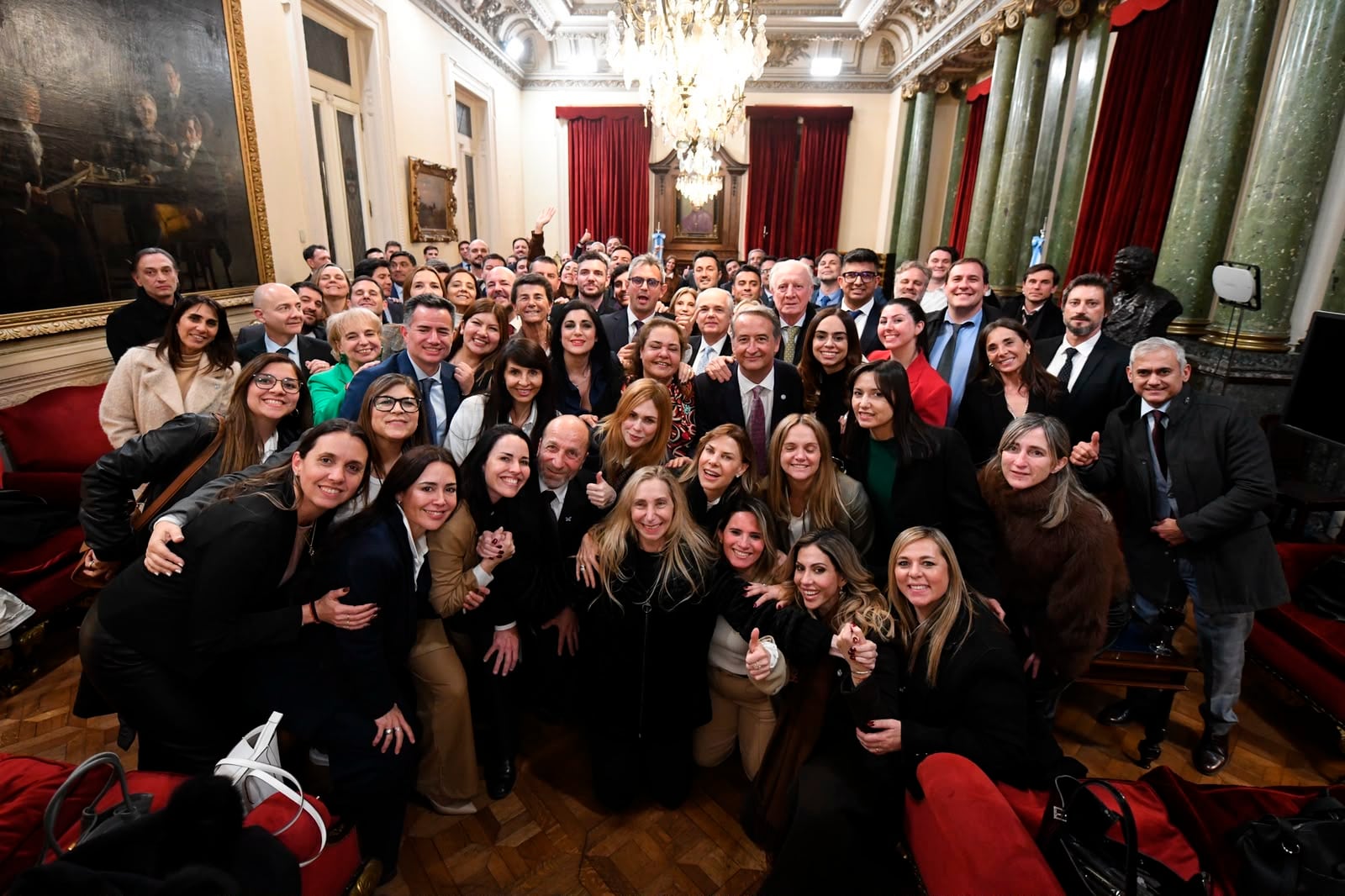 Sin nombrar a Adorni, Karina Milei fue a Diputados, agradeció al bloque y pidió "aguantar"