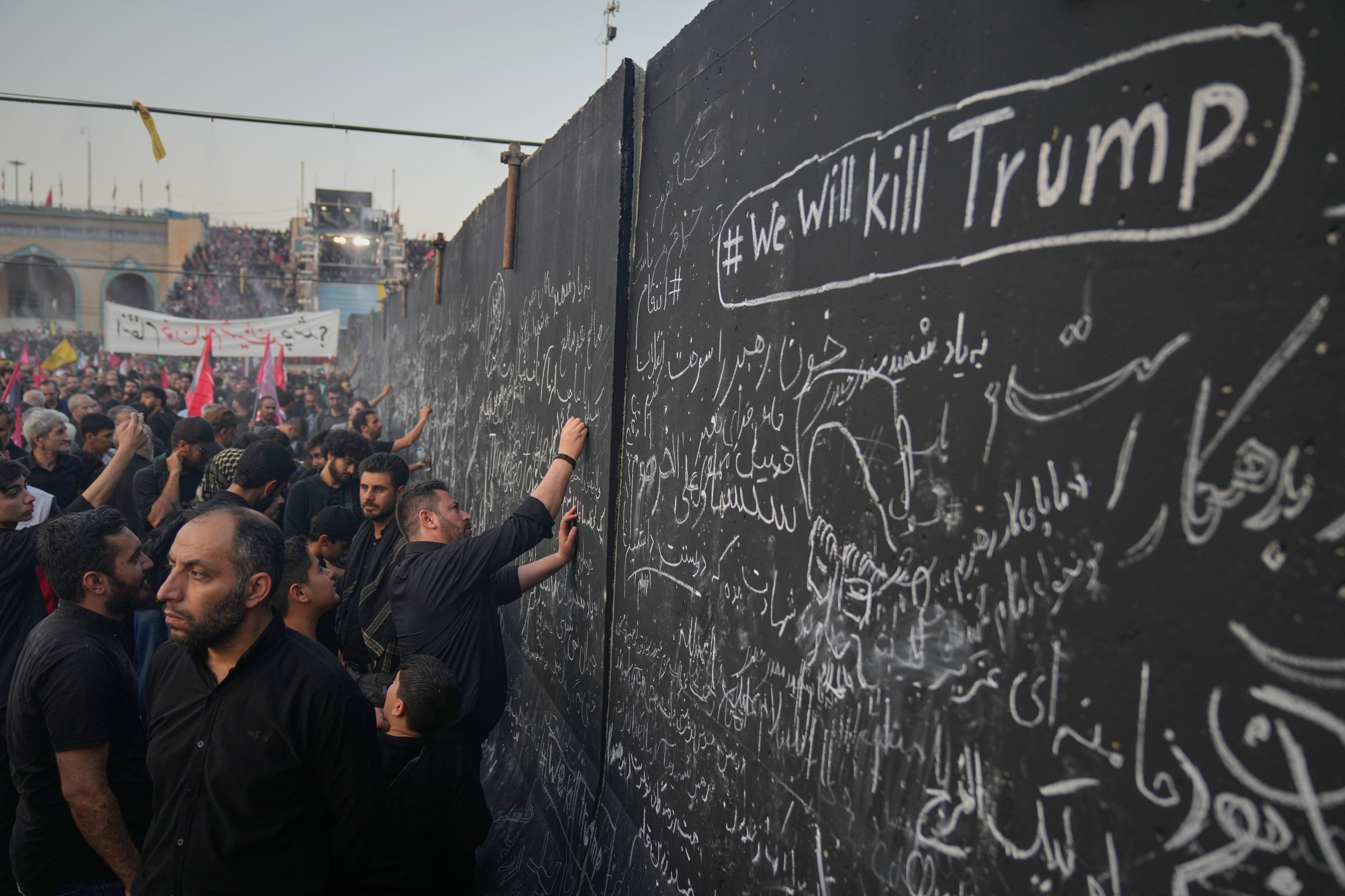 Un orador pidió la muerte de Donald Trump en el funeral de Alí Khamenei