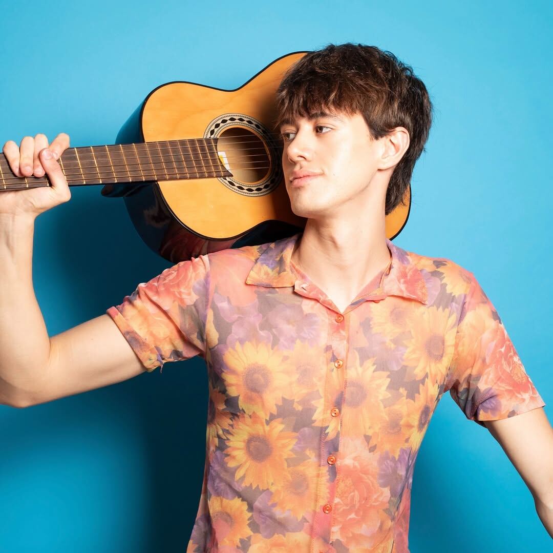 Dante tiene 24 años y es cantante, compositor, actor y modelo