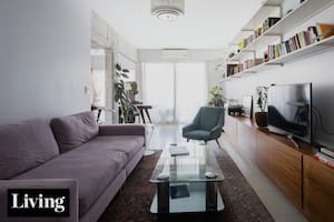 Cómo una reforma transformó un departamento de 70 m2 en un hogar flexible para vivir y trabajar en plena ciudad