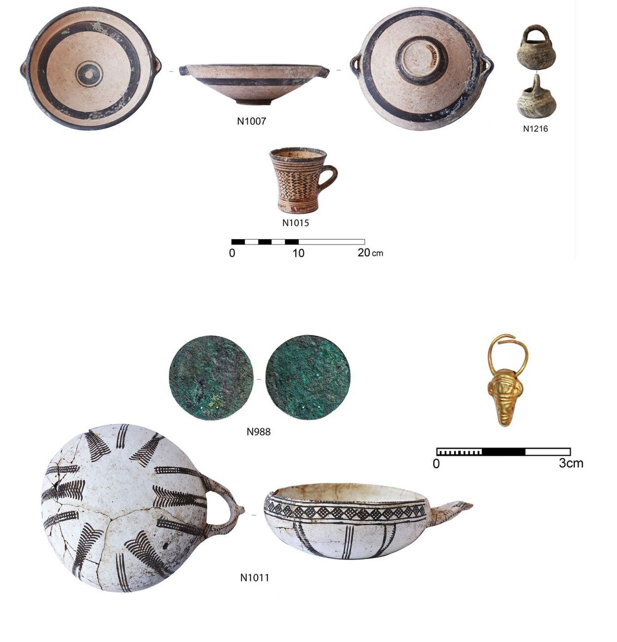 Parte de los más de 200 objetos encontrados en la tumba