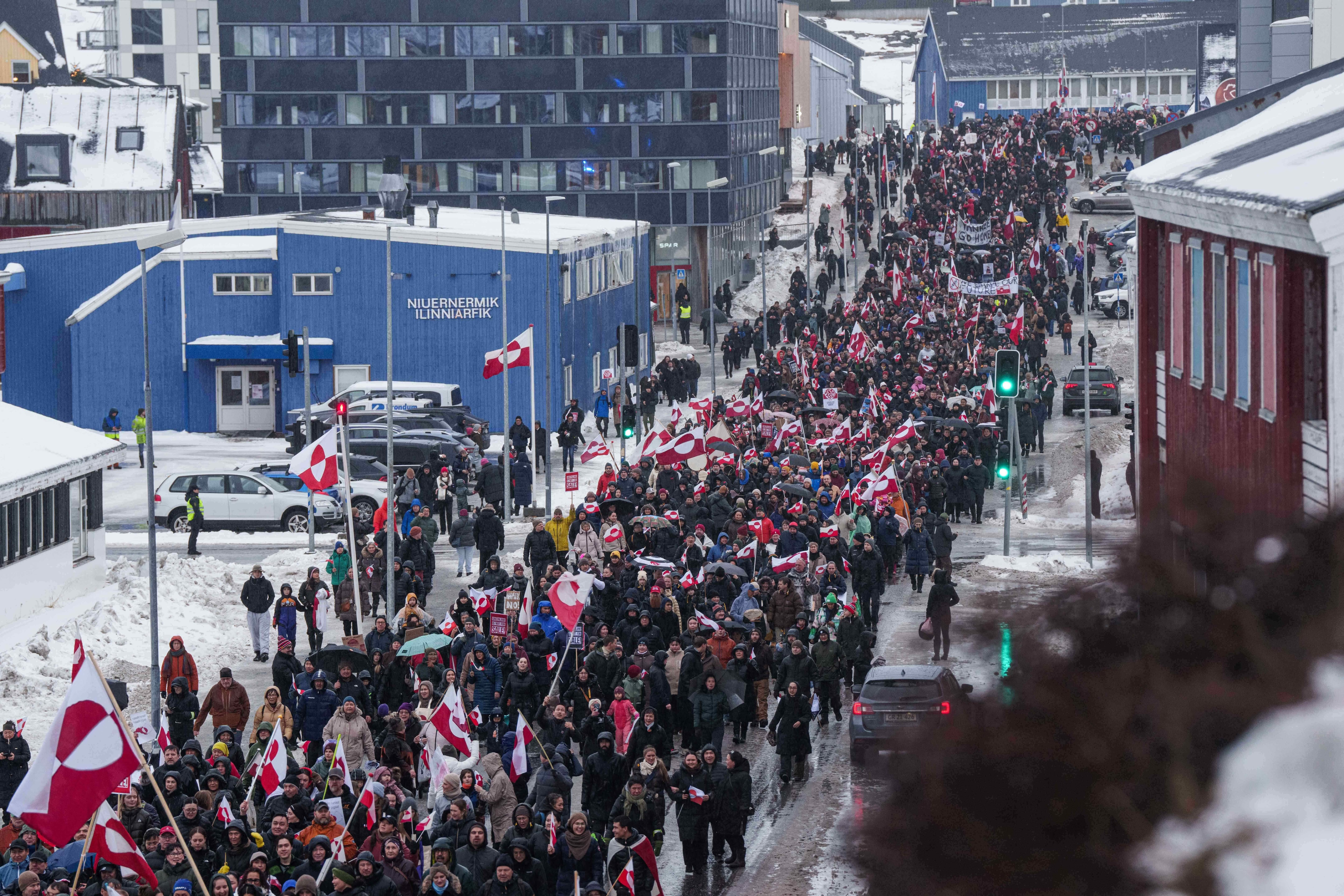 Una multitud camina hacia el consulado estadounidense para protestar contra la política del presidente Donald Trump hacia Groenlandia, en Nuuk, el 17 de enero de 2026