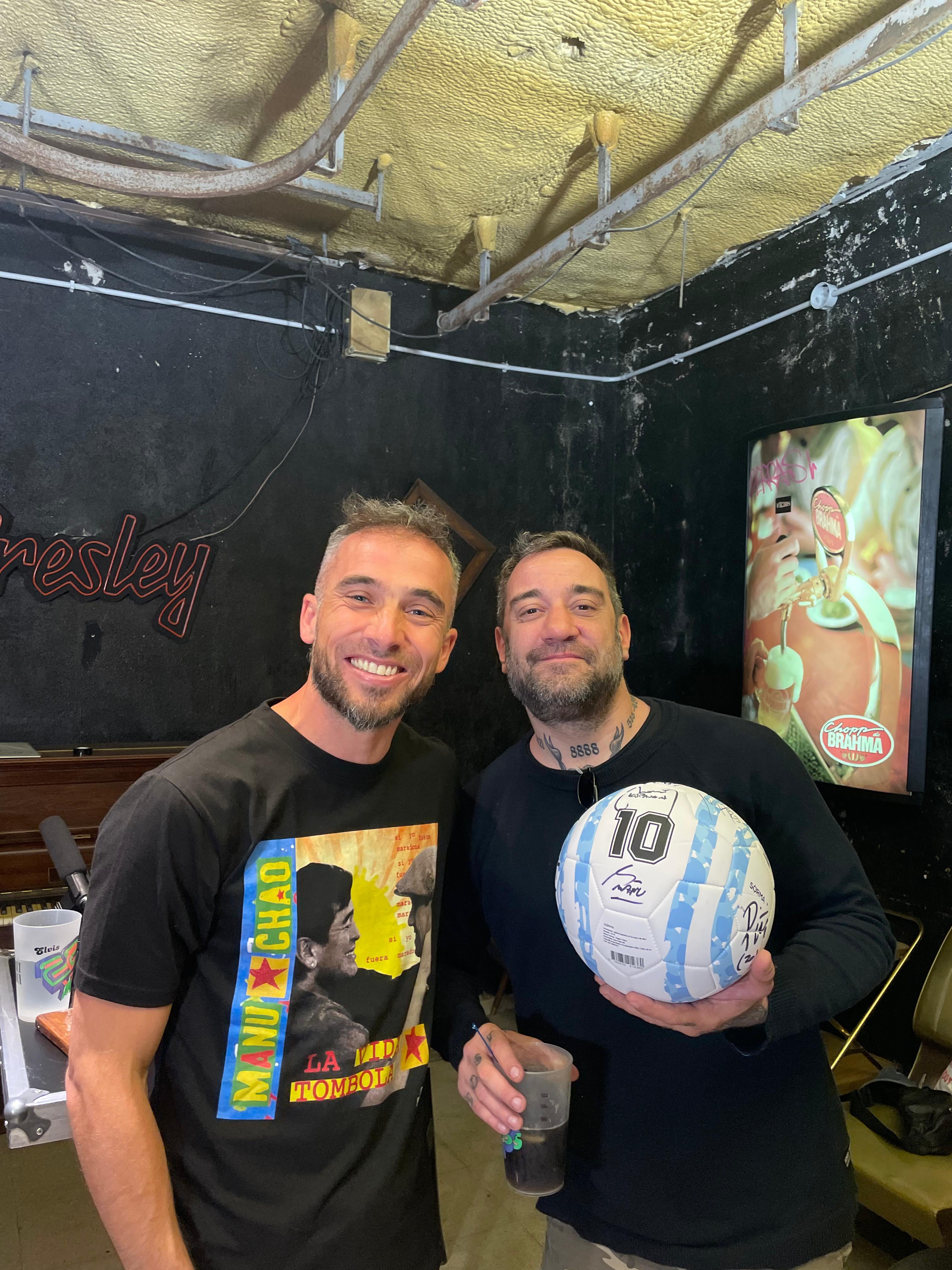 Belluschi, en modo periodista, junto al músico Piti Fernández