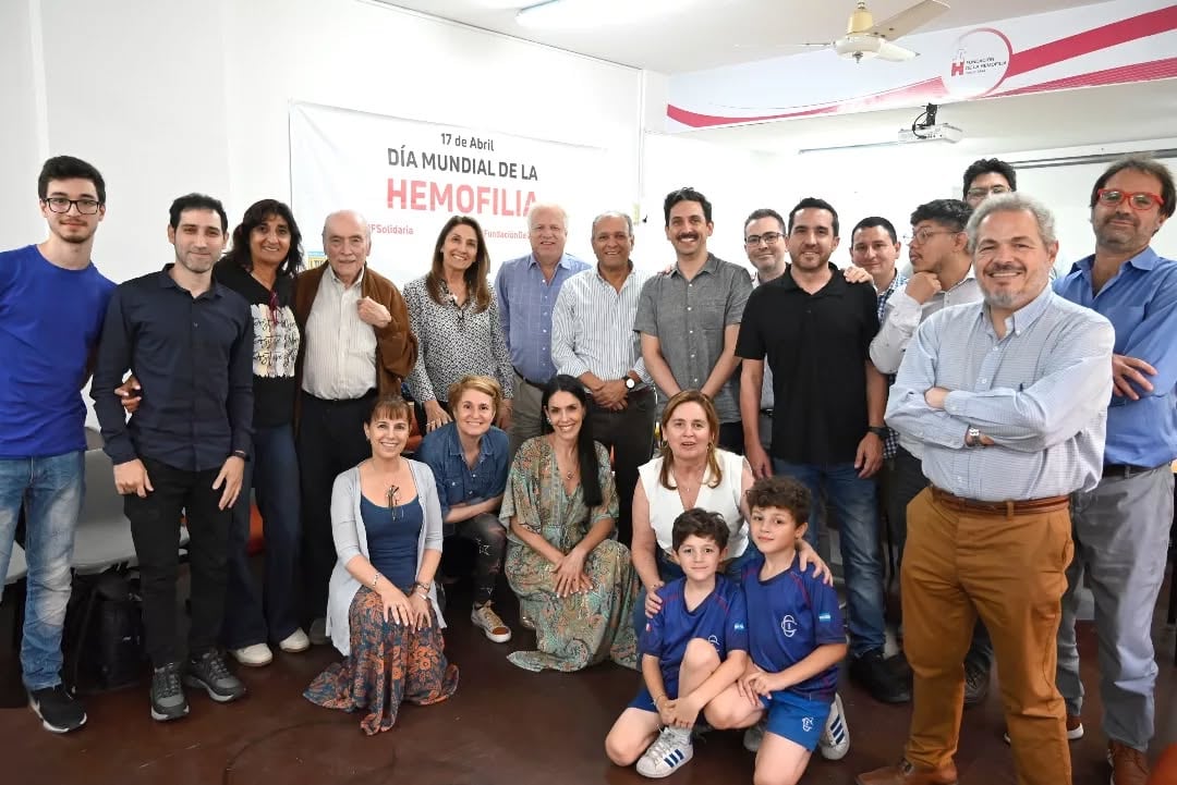 Integrantes de la fundación junto a César Garrido, presidente de la FMH