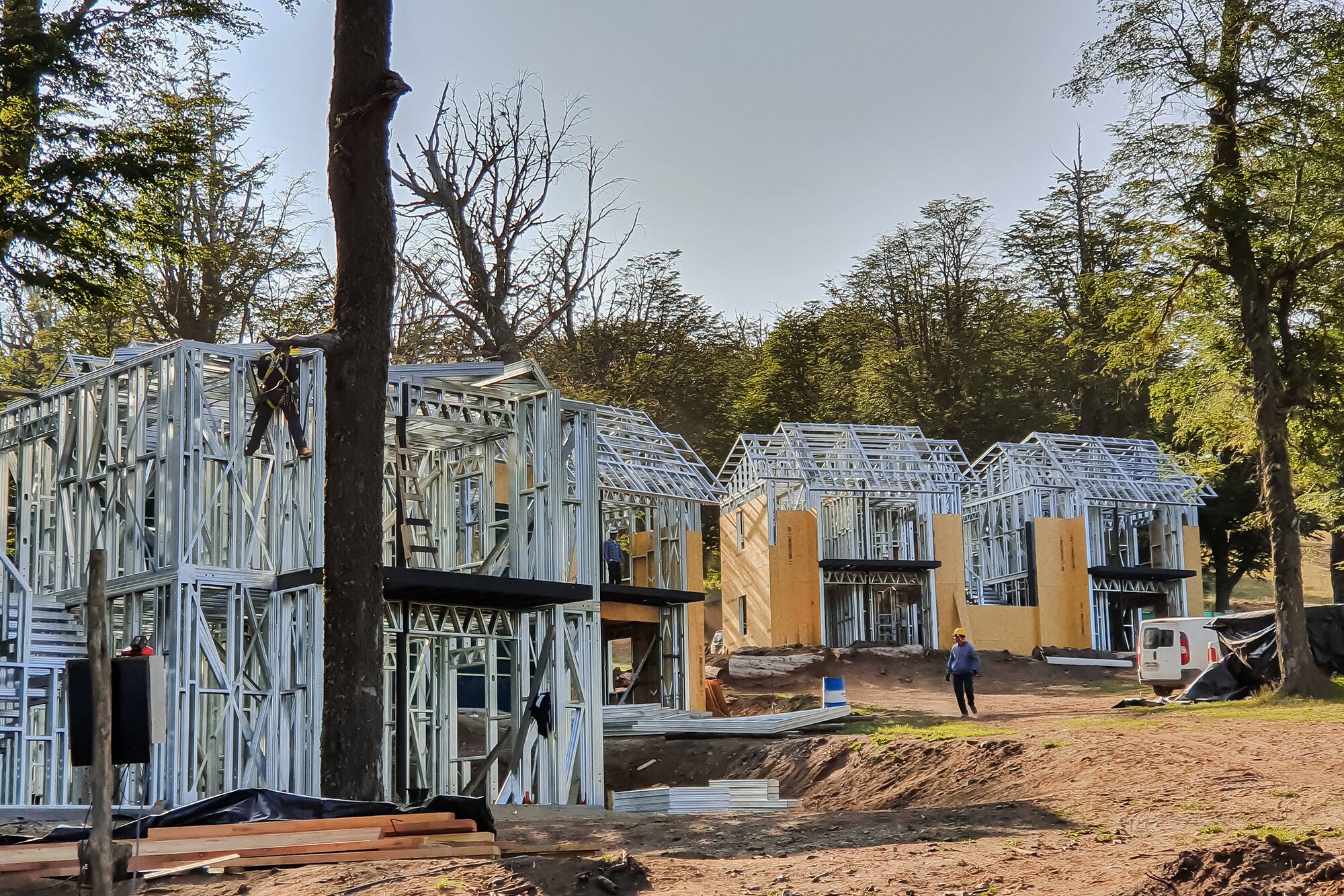 Entre sus ventajas se destacan la velocidad de obra, la reducción de desperdicios, la eficiencia energética y la posibilidad de trabajar en cualquier época del año sin depender del fraguado de materiales húmedos