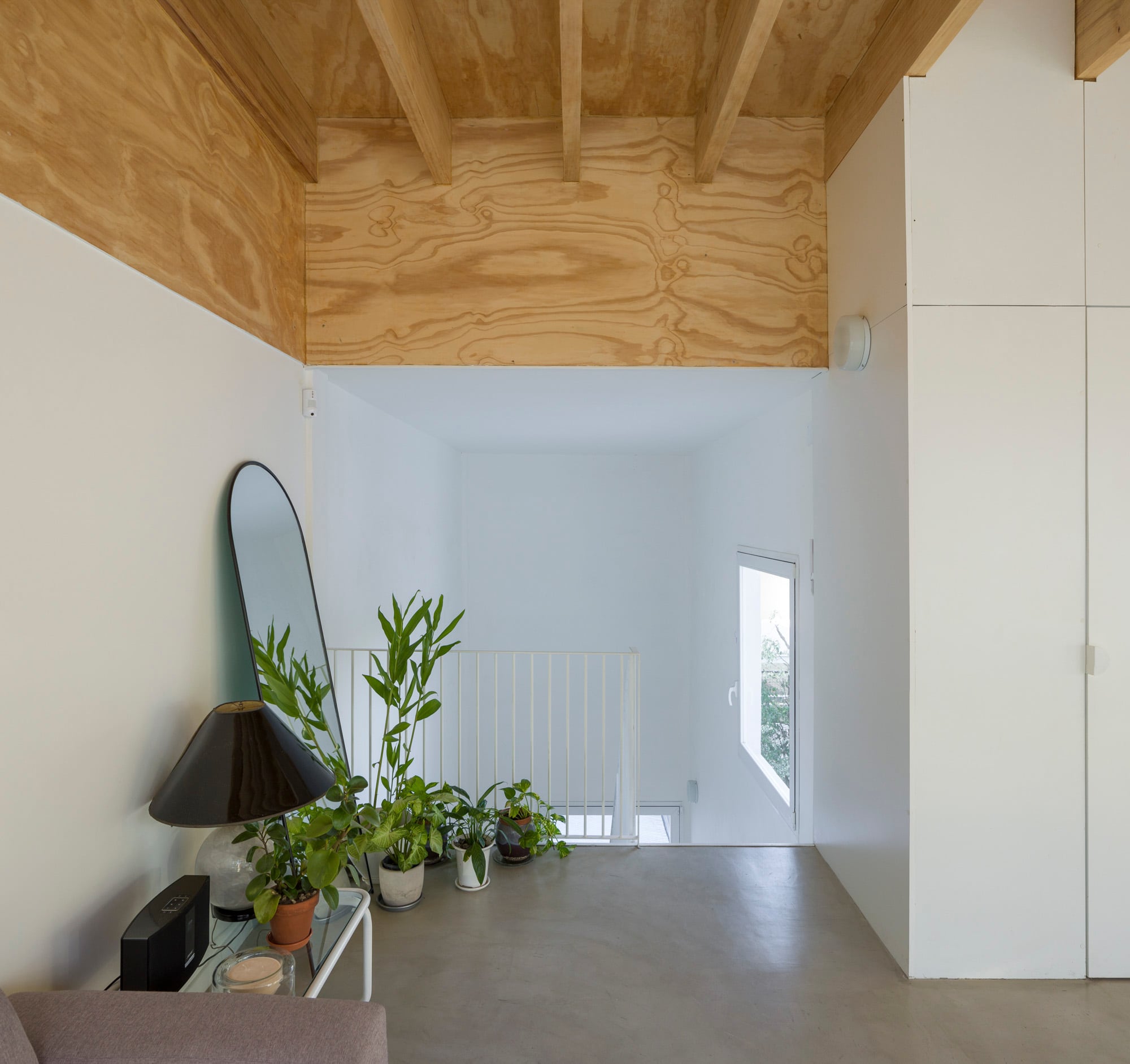 Para acceder directamente a la planta superior, se evitó el paso por el primer piso mediante una gran escalera.