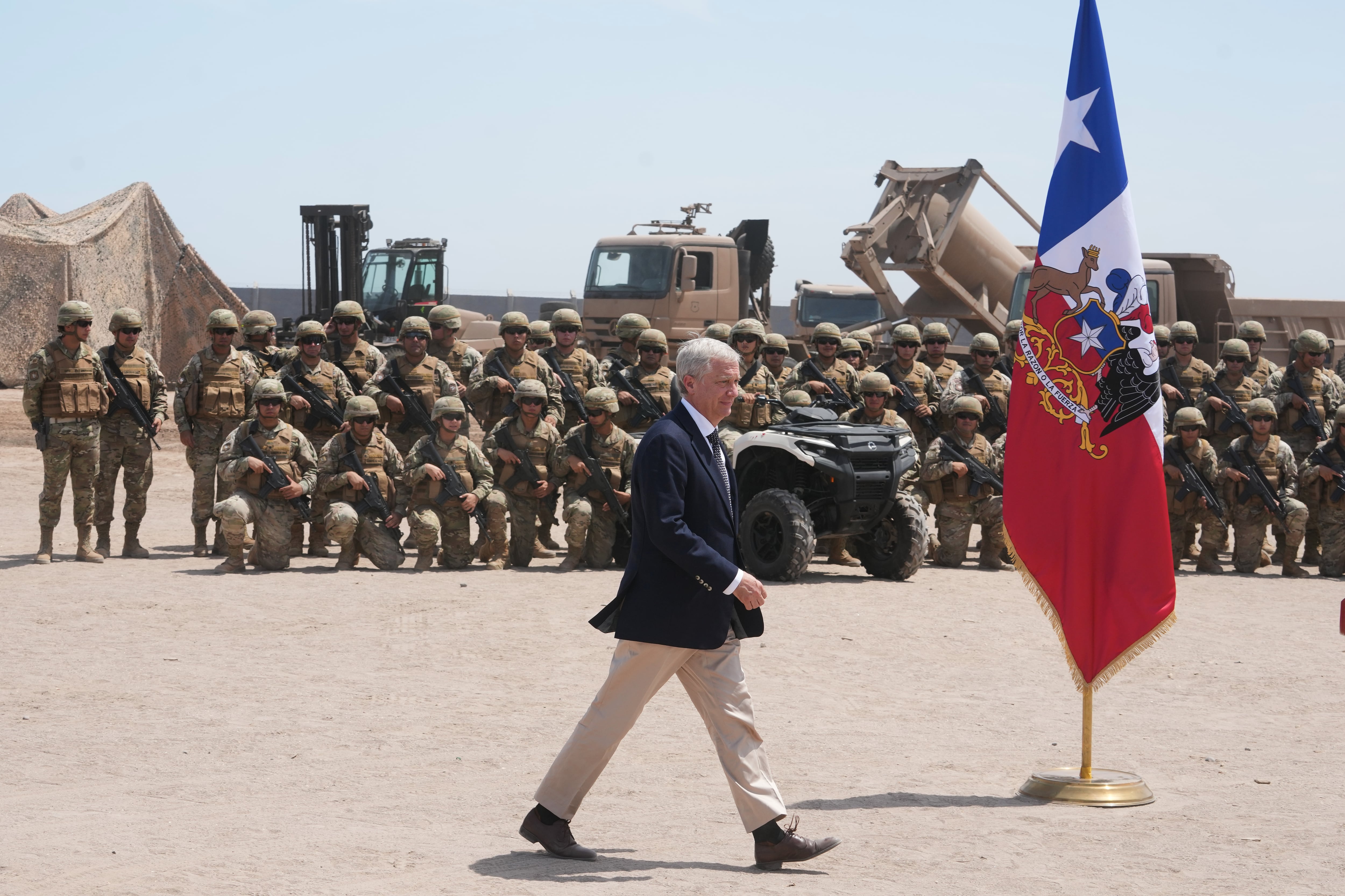 Kast llega a una conferencia de prensa en una base militar cerca del cruce fronterizo de Chacalluta, en Arica, Chile