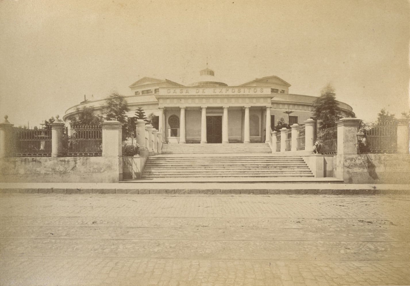 El primer edificio de la Casa de Expósitos, inaugurado en 1873, en la actual avenida Montes de Oca. Hoy en su lugar está emplazado el El Hospital General de Niños