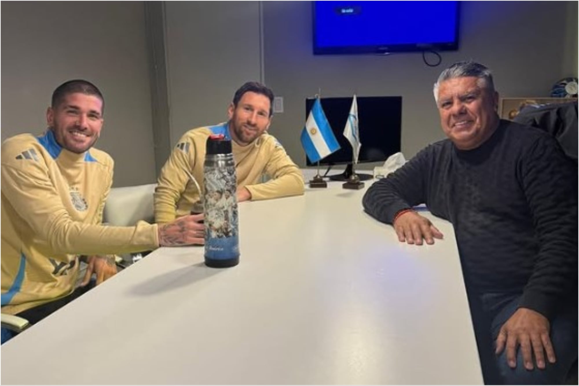 Claudio Tapia se reunió con Rodrigo De Paul y Messi antes del partido con Venezuela.