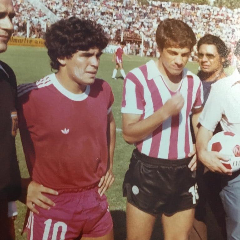 Patricio Hernández, con Maradona, capitanes en un Estudiantes-Argentinos