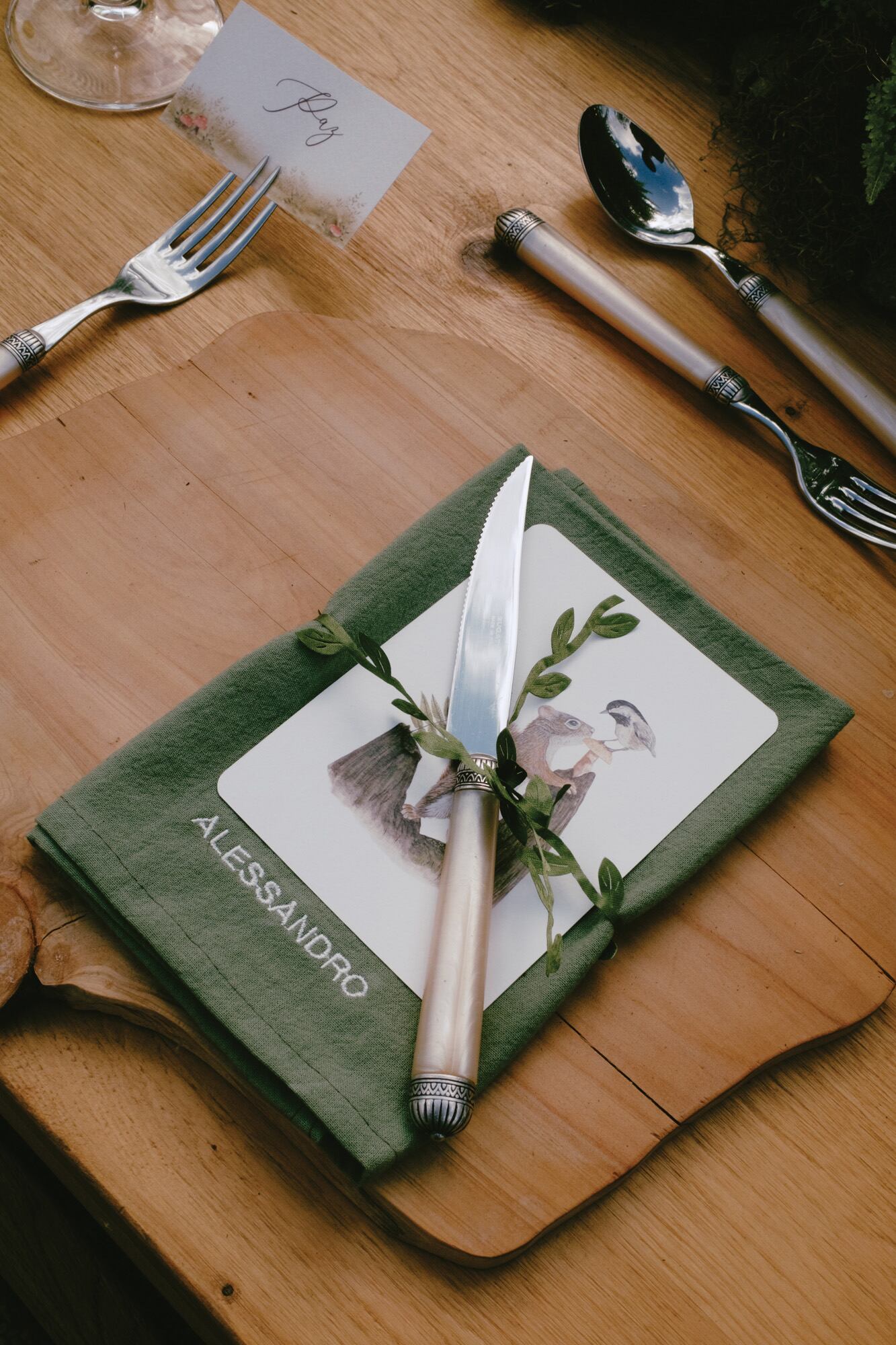 Las estampitas fueron diseñadas y pintadas a mano por la artista Victoria Lastra