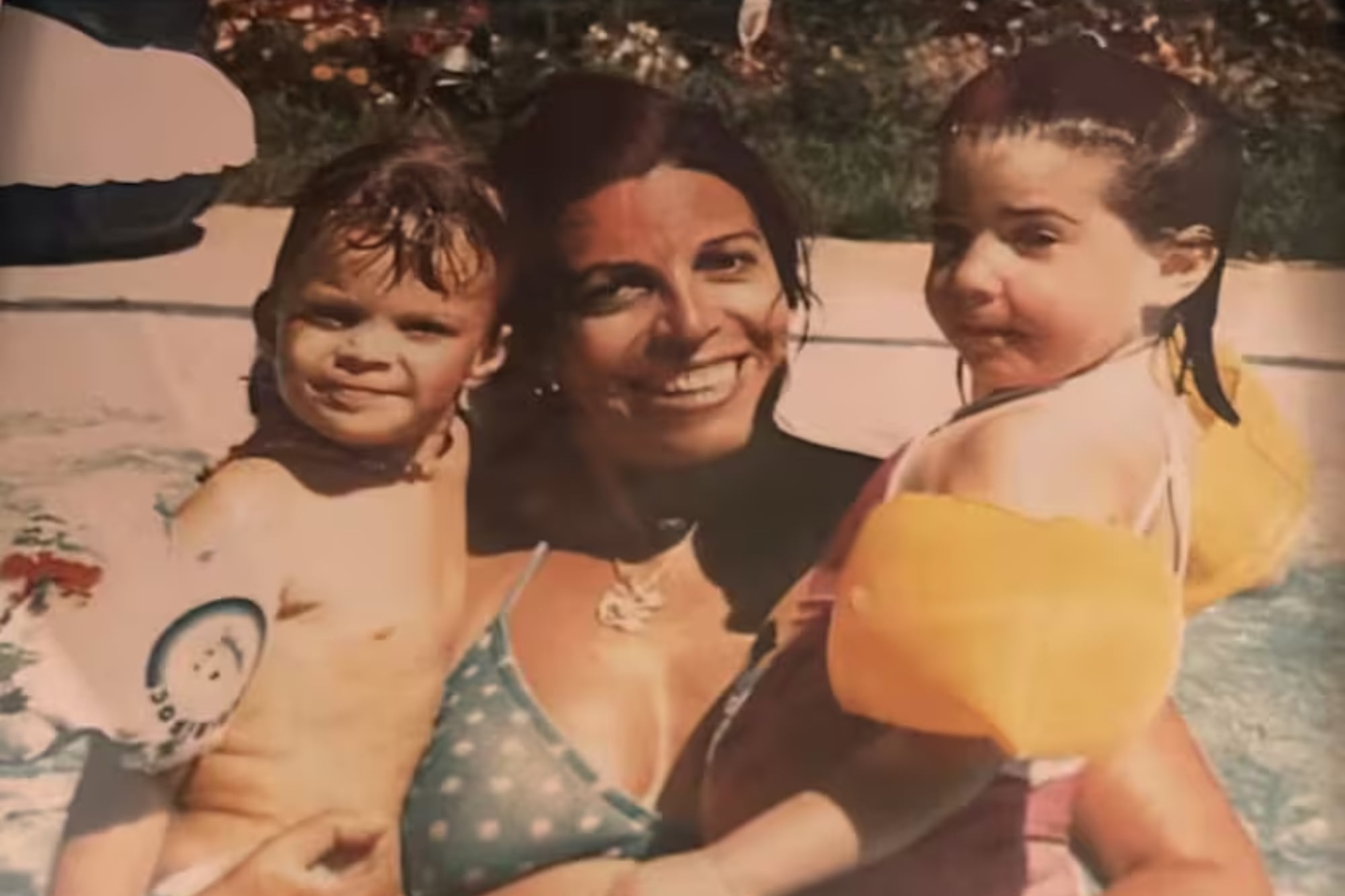 Christina Onassis junto a su hija Athina (izquierda) y su ahijada Tweety (derecha)