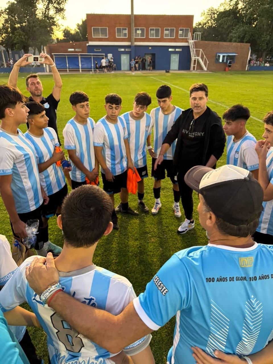 Pochettino, durante una charla que dio el año pasado a los jugadores juveniles del club Unión y Cultura, de Murphy (Marcelo Sosa)
