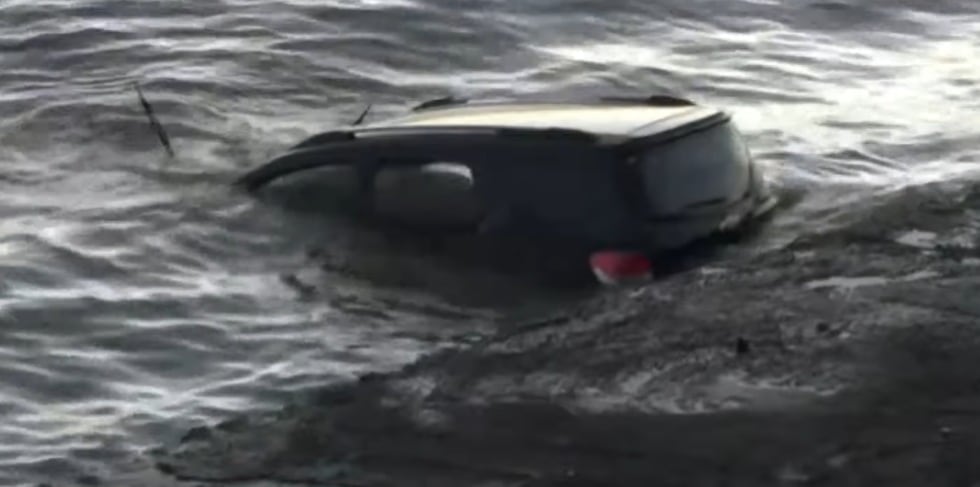 Una camioneta cayó al Río de la Plata en la costanera: pescadores rescataron a madre e hija