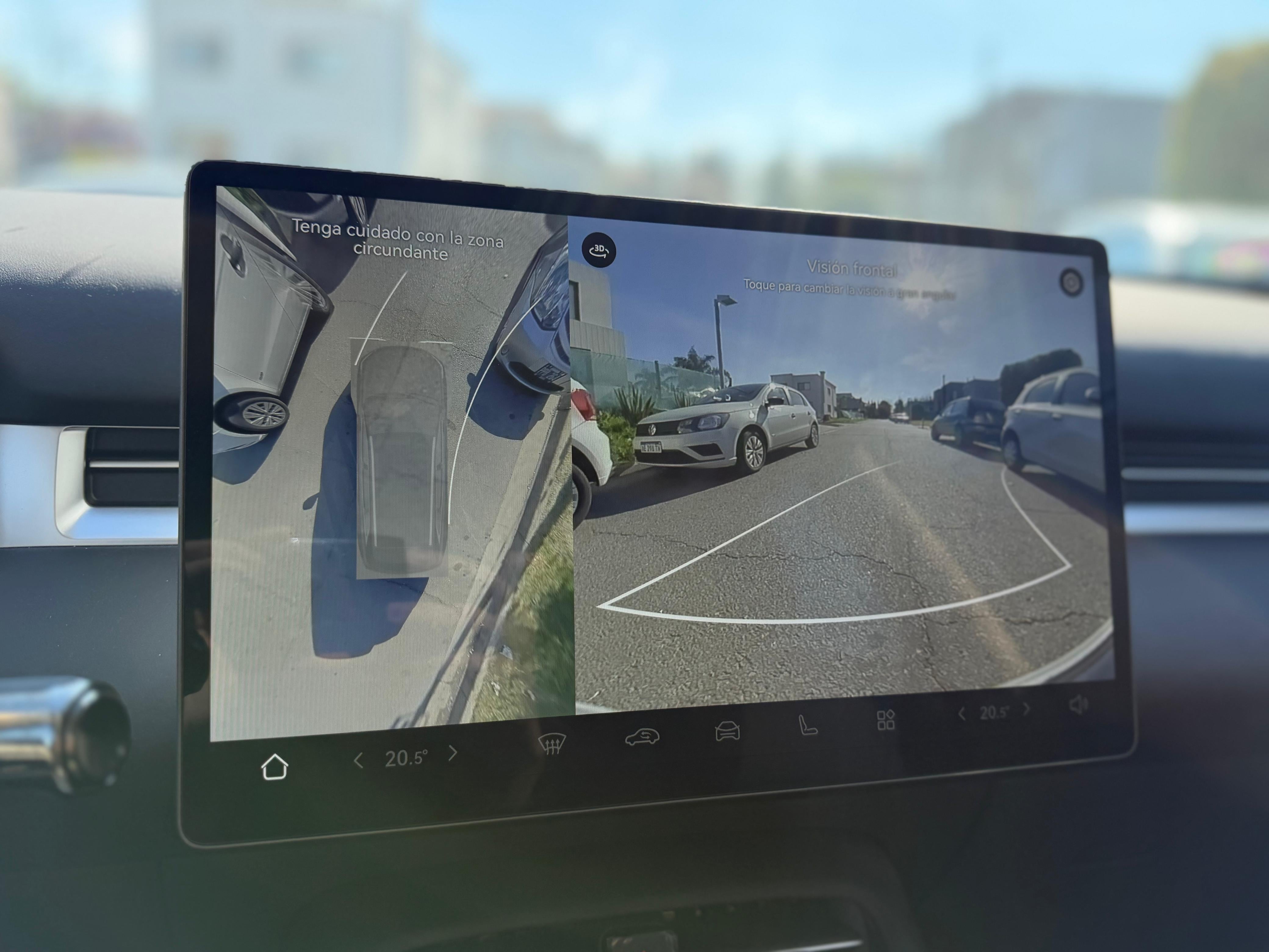 El vehículo cuenta con una cámara 360°