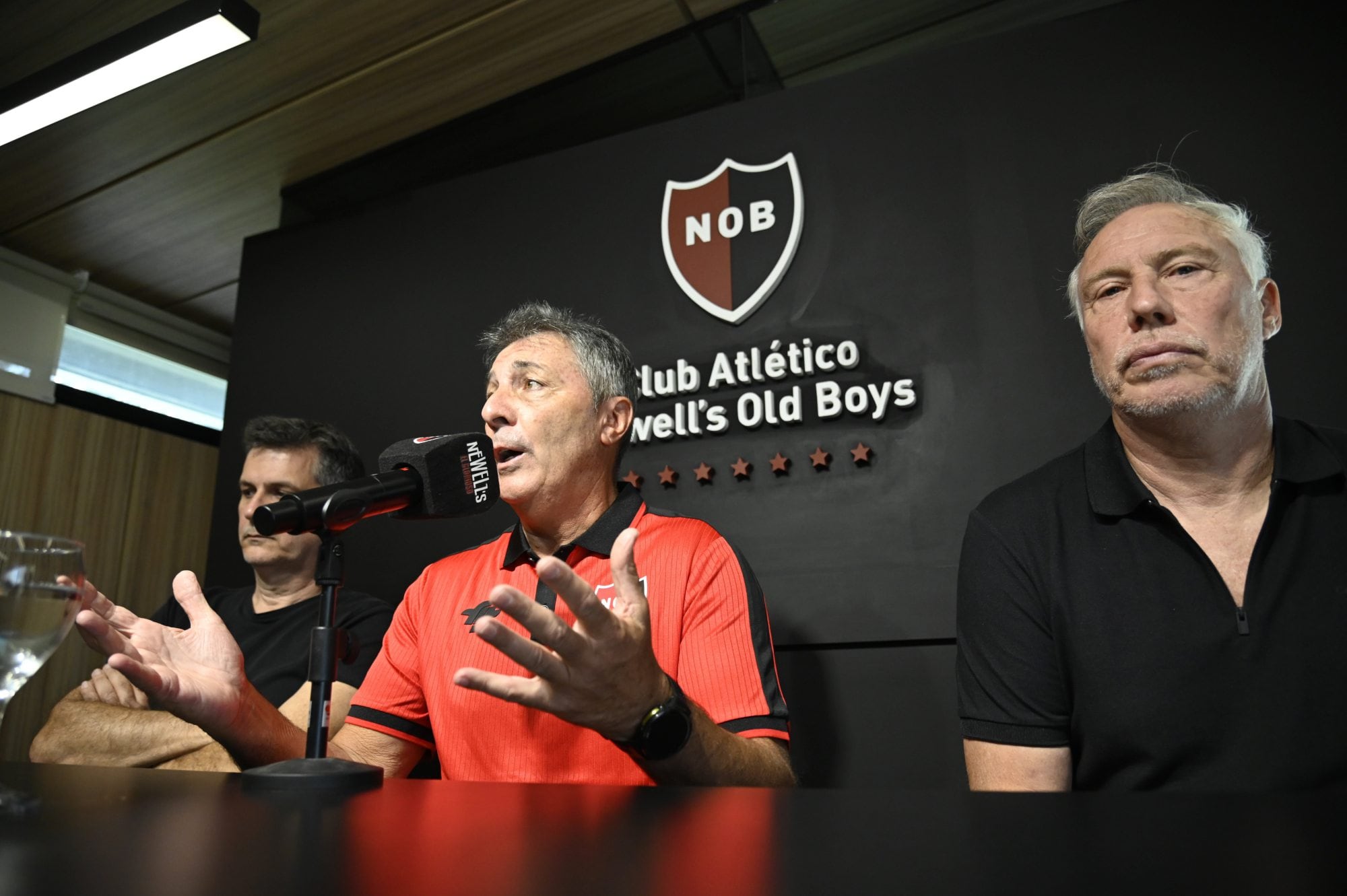 Chocó el DT de Newell’s Frank Darío Kudelka contra una moto en Rosario.