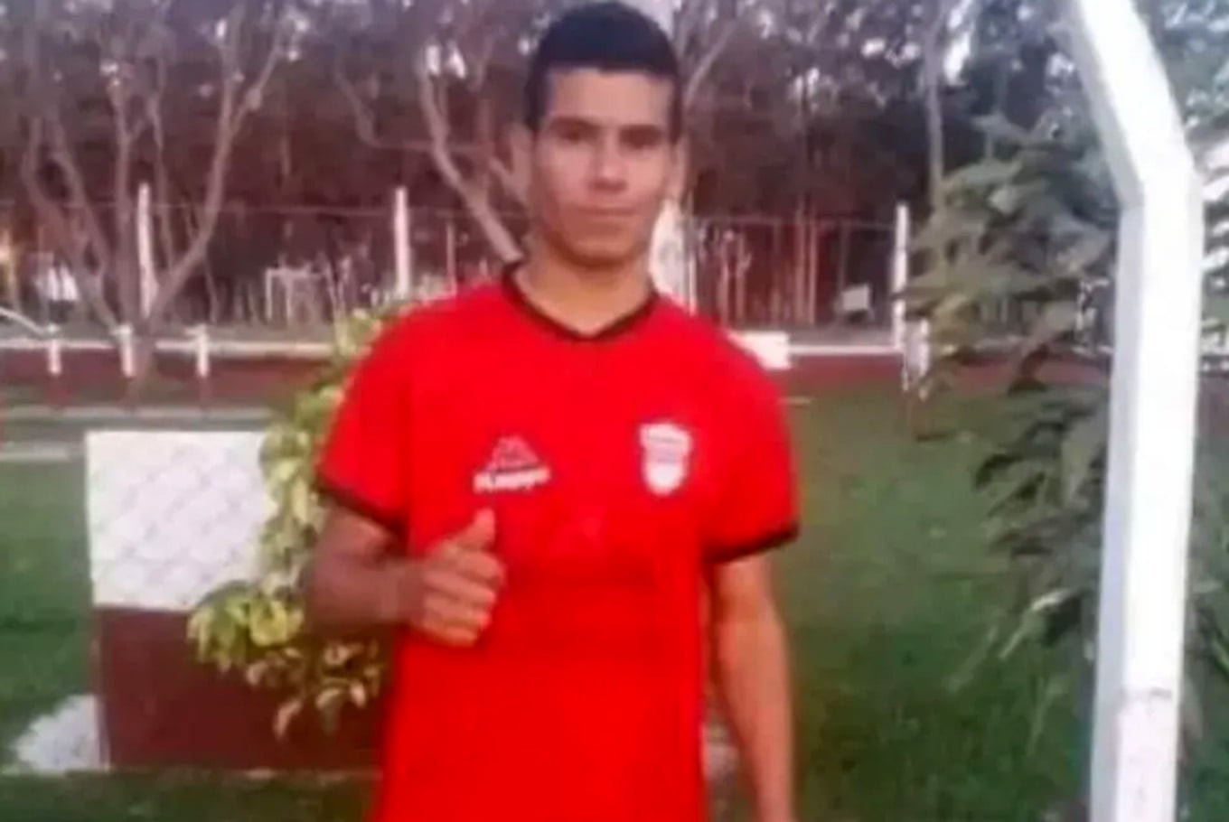 Corrientes: un jugador de fútbol murió tras chocar contra un muro que rodeaba la cancha