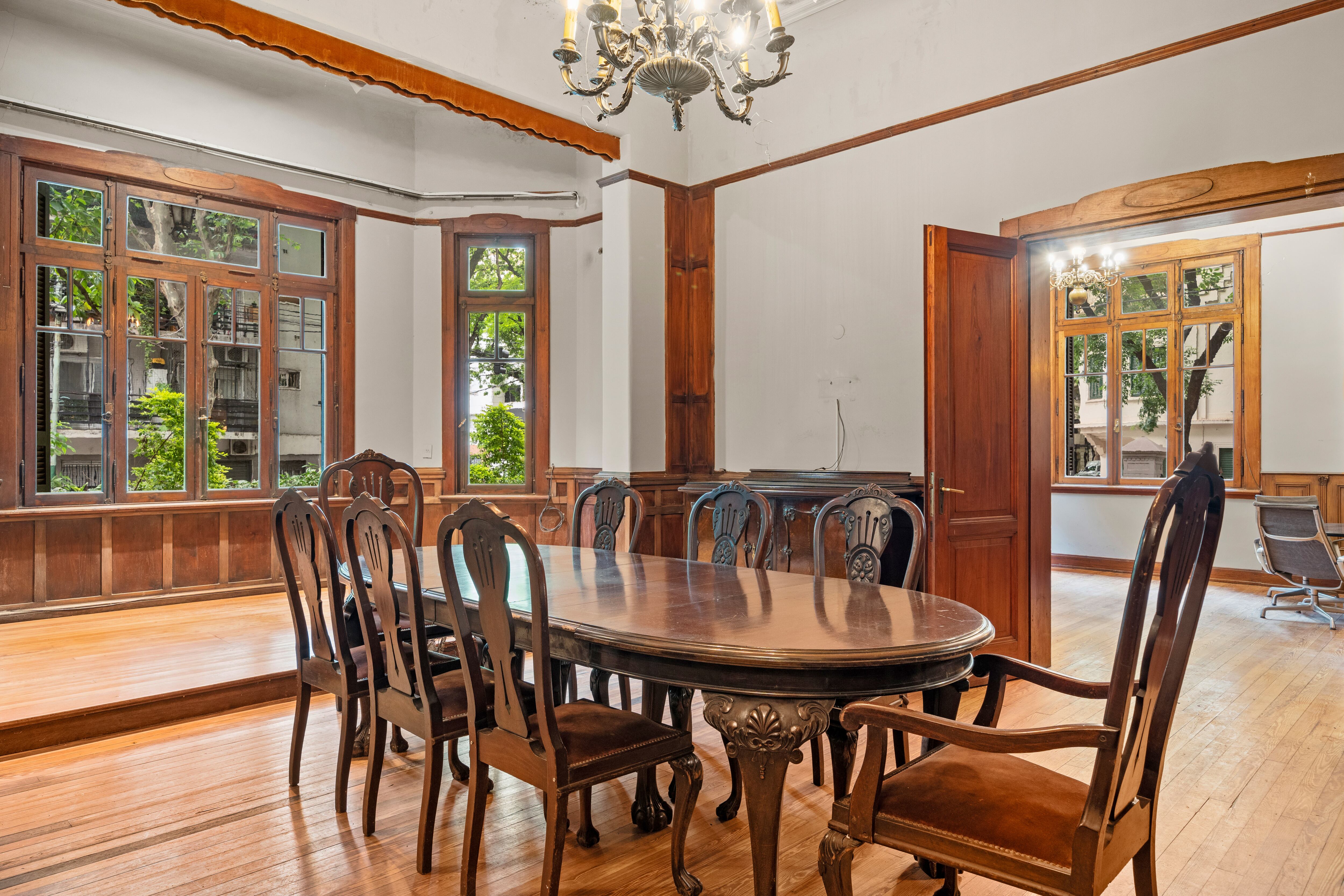La madera también está presente en el salón comedor