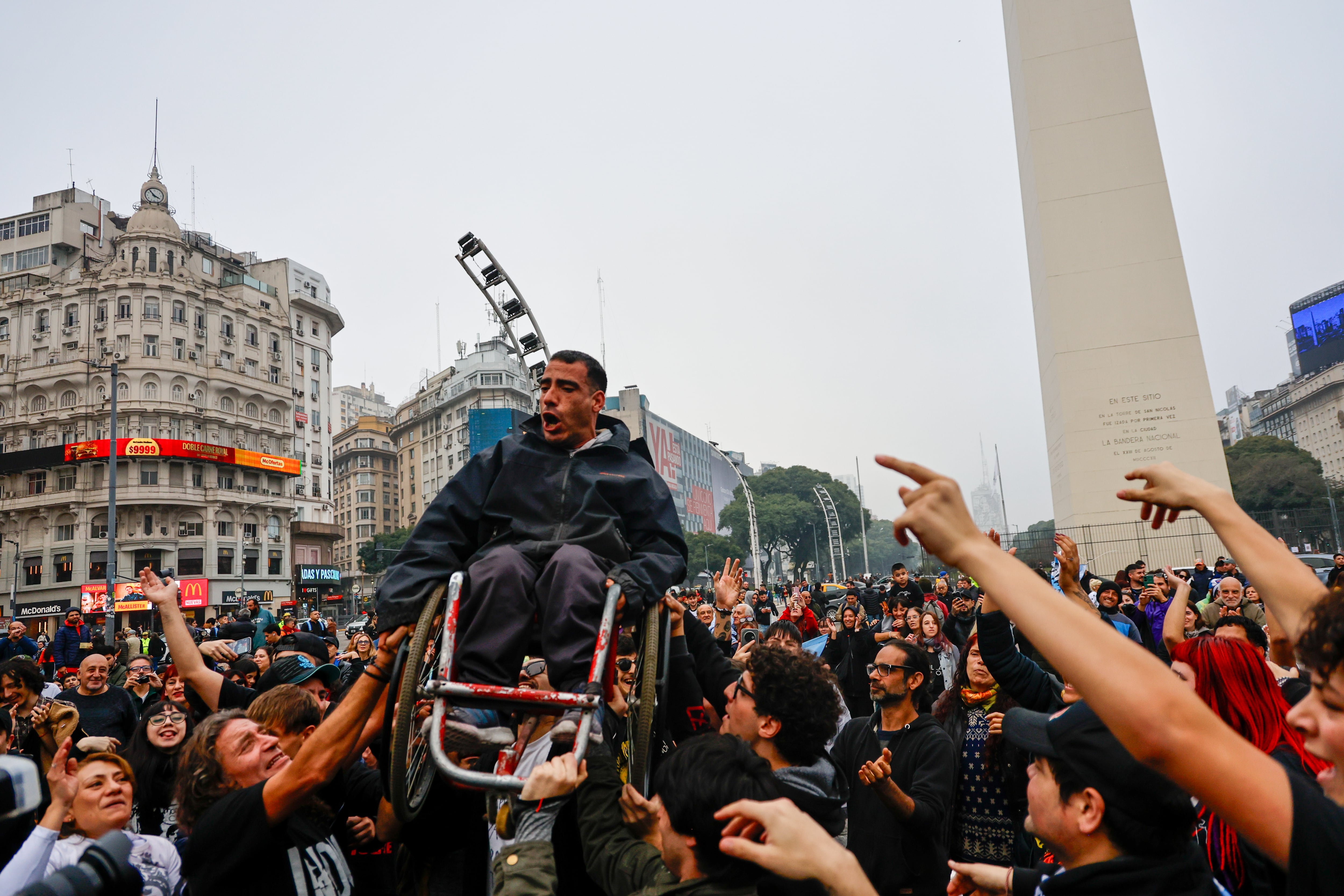 "La tristeza es enorme": miles de fanáticos despidieron al Indio Solari en el Obelisco