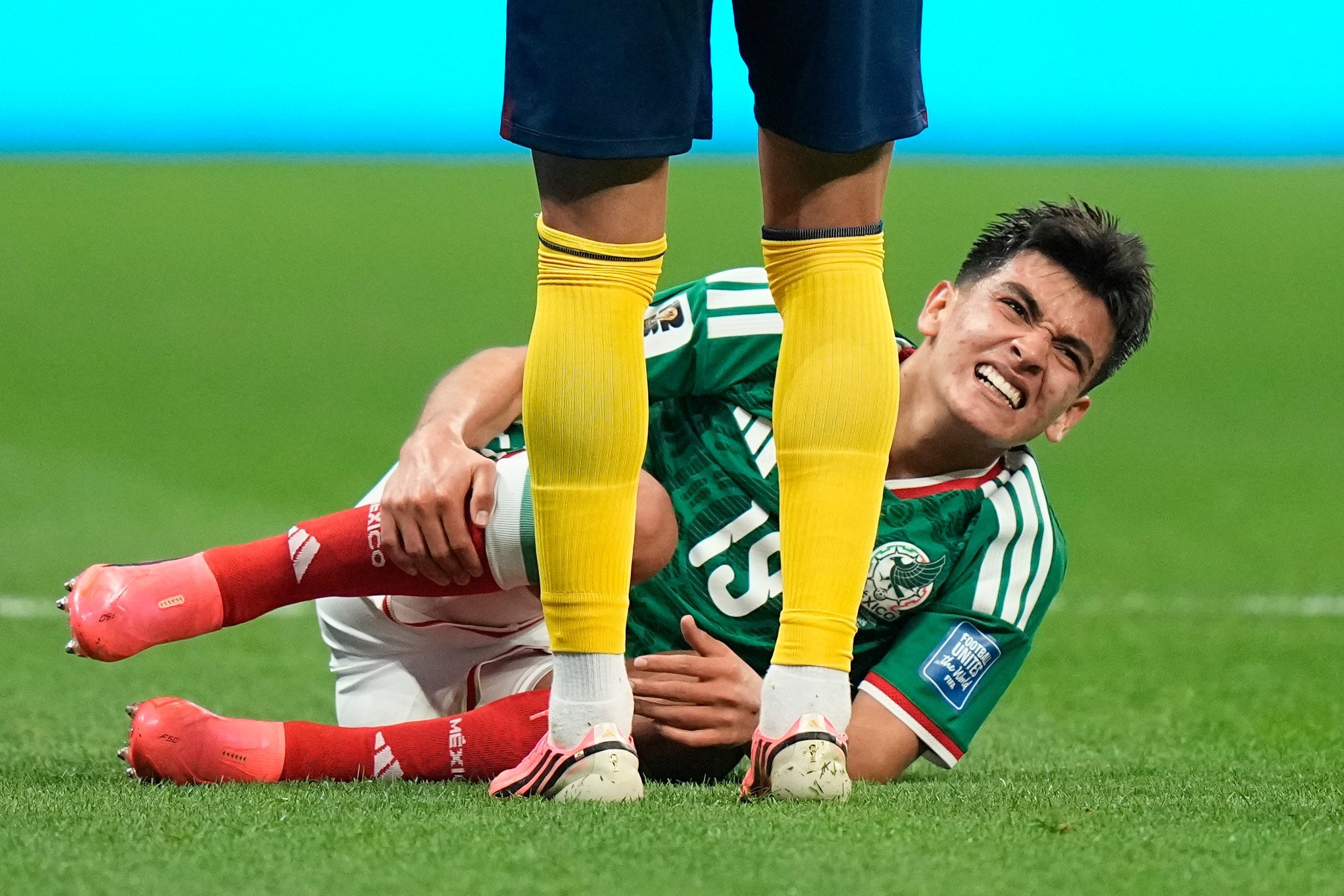 El máximo organismo del fútbol mundial destacó la madurez y visión de juego del joven mediocampista