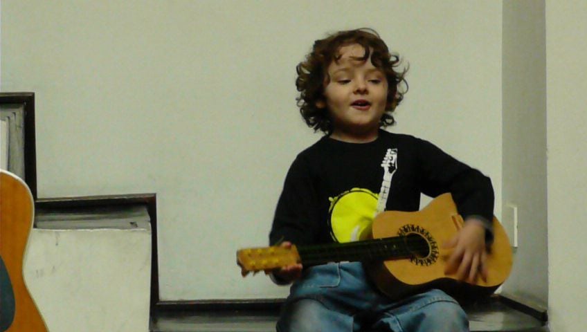 Desde sus primeros años de vida Francisco estuvo rodeado de una familia dedicada plenamente al mundo artístico, lo que alimentó su deseo de convertirse en cantante