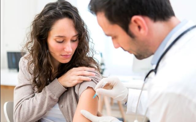 Un exministro de Salud reveló los tres motivos de la caída de la vacunación y dijo que “discutir su eficacia es bizarro”