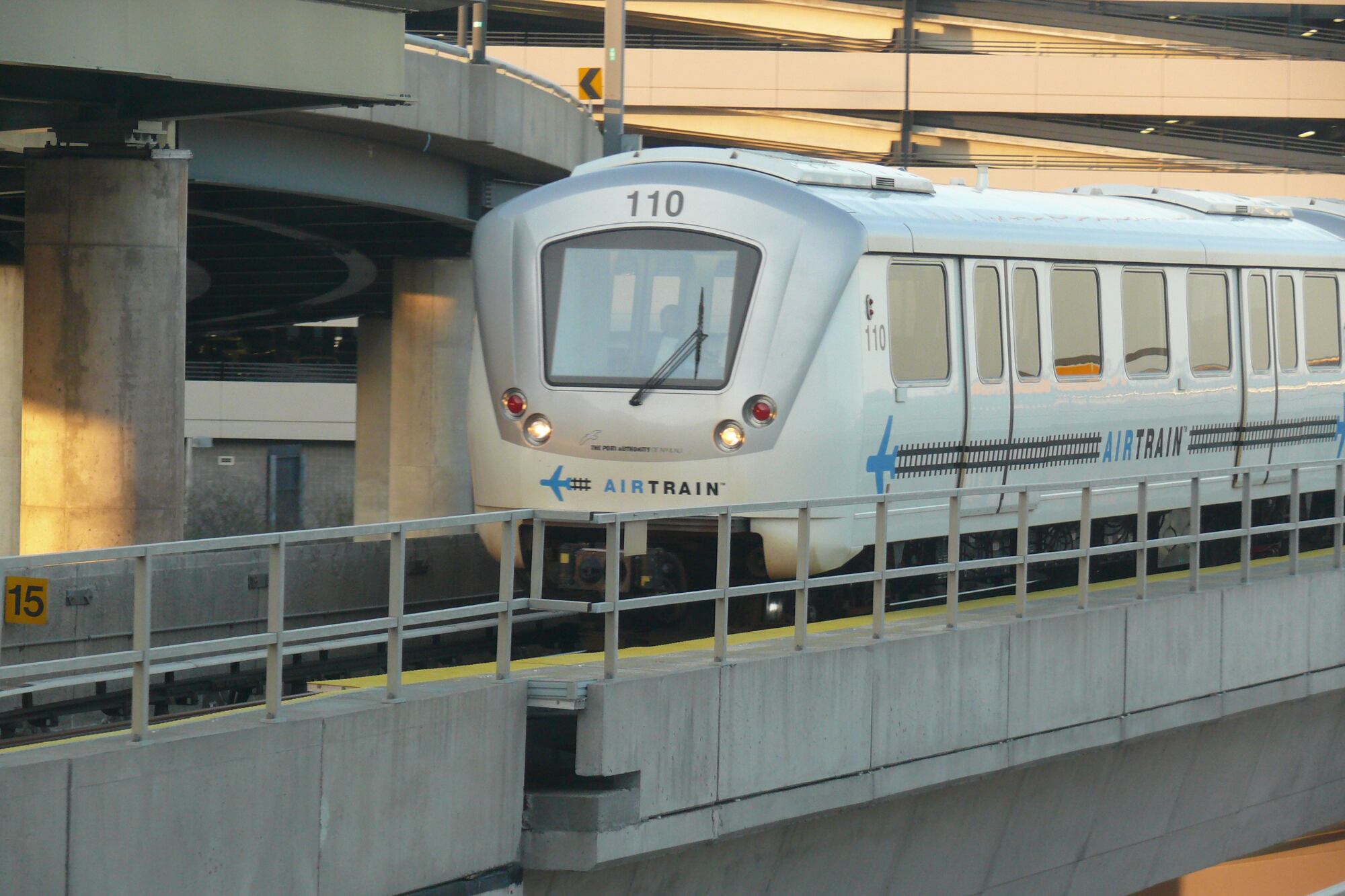 El JFK AirTrain funciona las 24 horas los 365 días del año