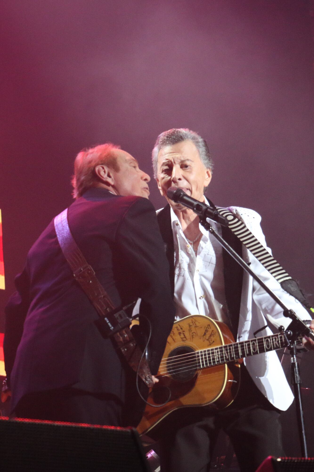 La platea se transformó en una pista de baile cuando Lalo Fransen y Johnny Tedesco subieron a repasar éxitos como “Popotitos” y “La plaga”.