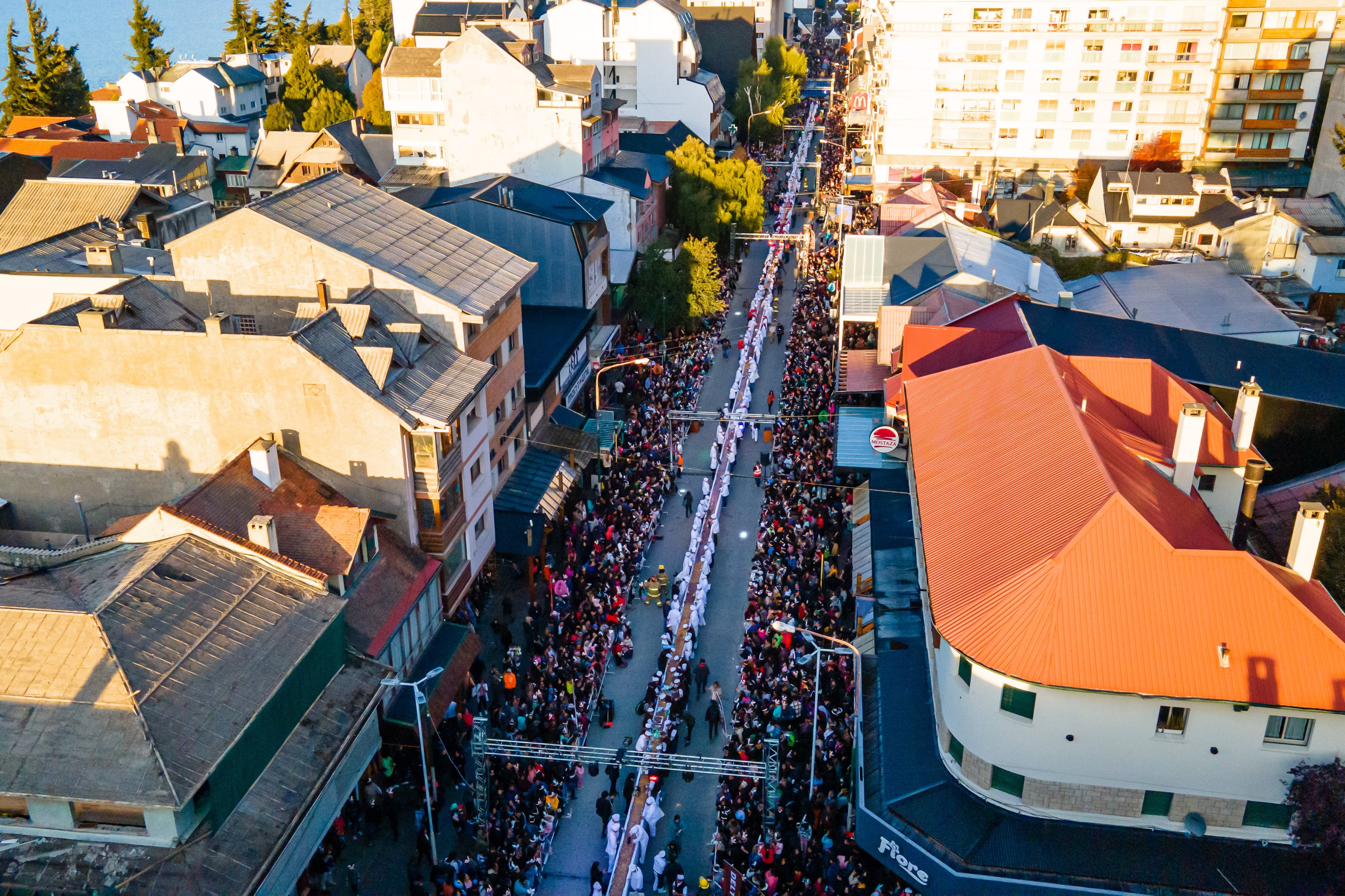 La barra se realiza con más de dos toneladas de chocolate líquido