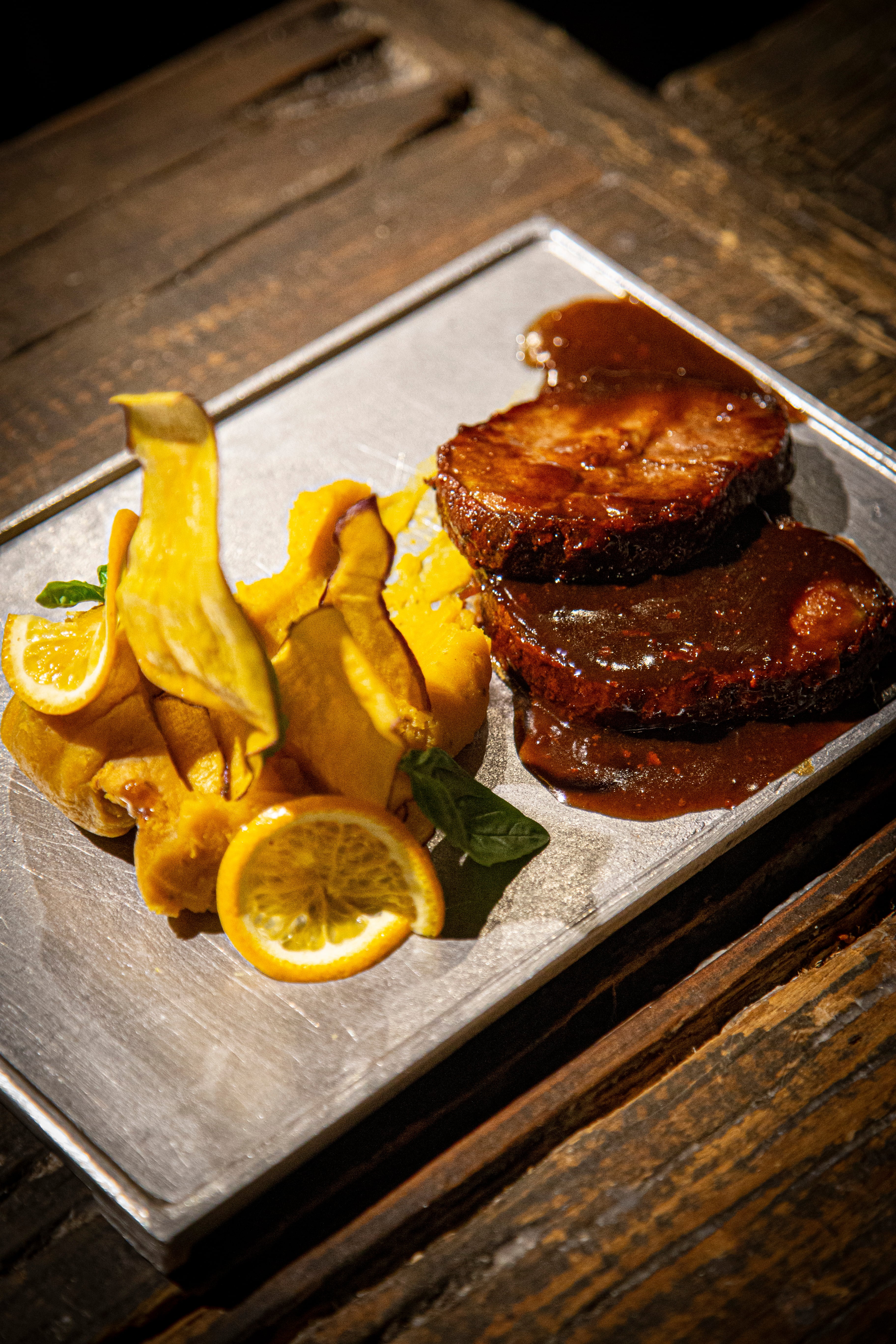 No solo pastas: también hay varias opciones de carnes, ensaladas y platitos para compartir