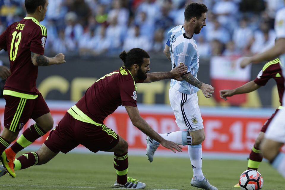Messi escapa a la marca de Vizcarrondo en la victoria 2 a 0 ante Venezuela en la Copa América Centenario
