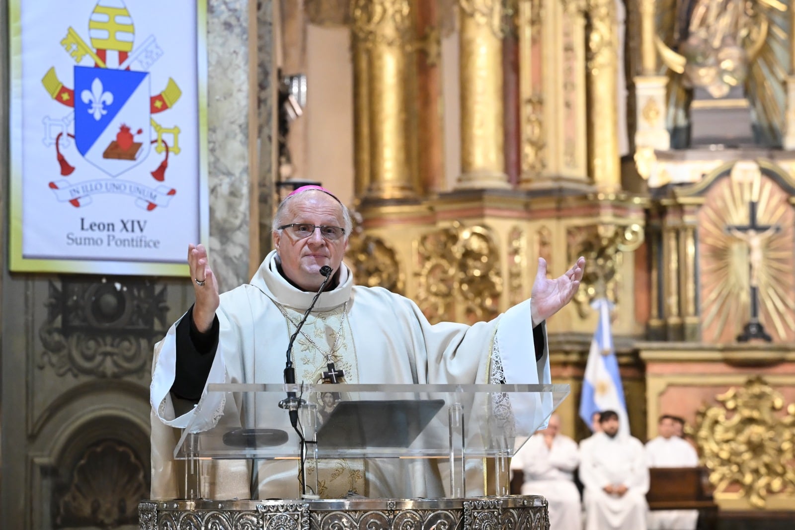 El nuncio apostólico, monseñor Michael Wallace Banach, en su primera misa en la Catedral